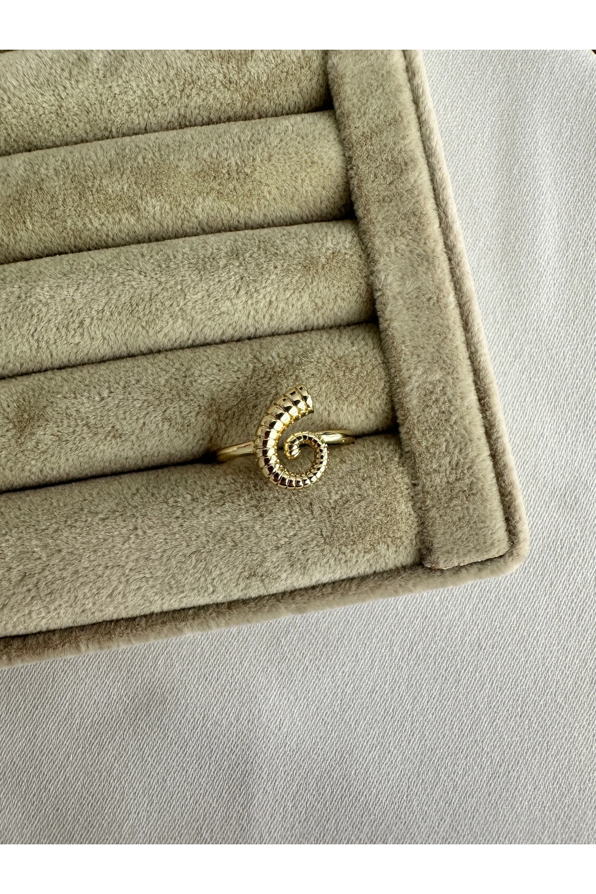 Gold Spiral Kuyruk Çelik Yüzük