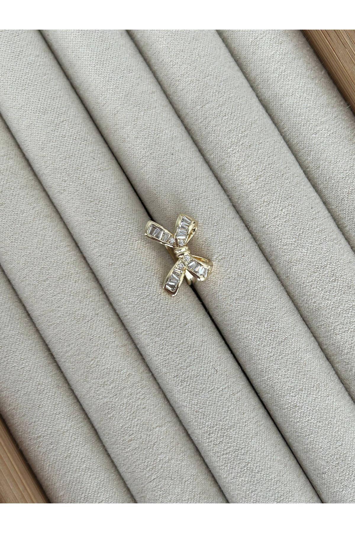 Gold Baget Taşlı Kurdele Kıkırdak Küpe Earcuff