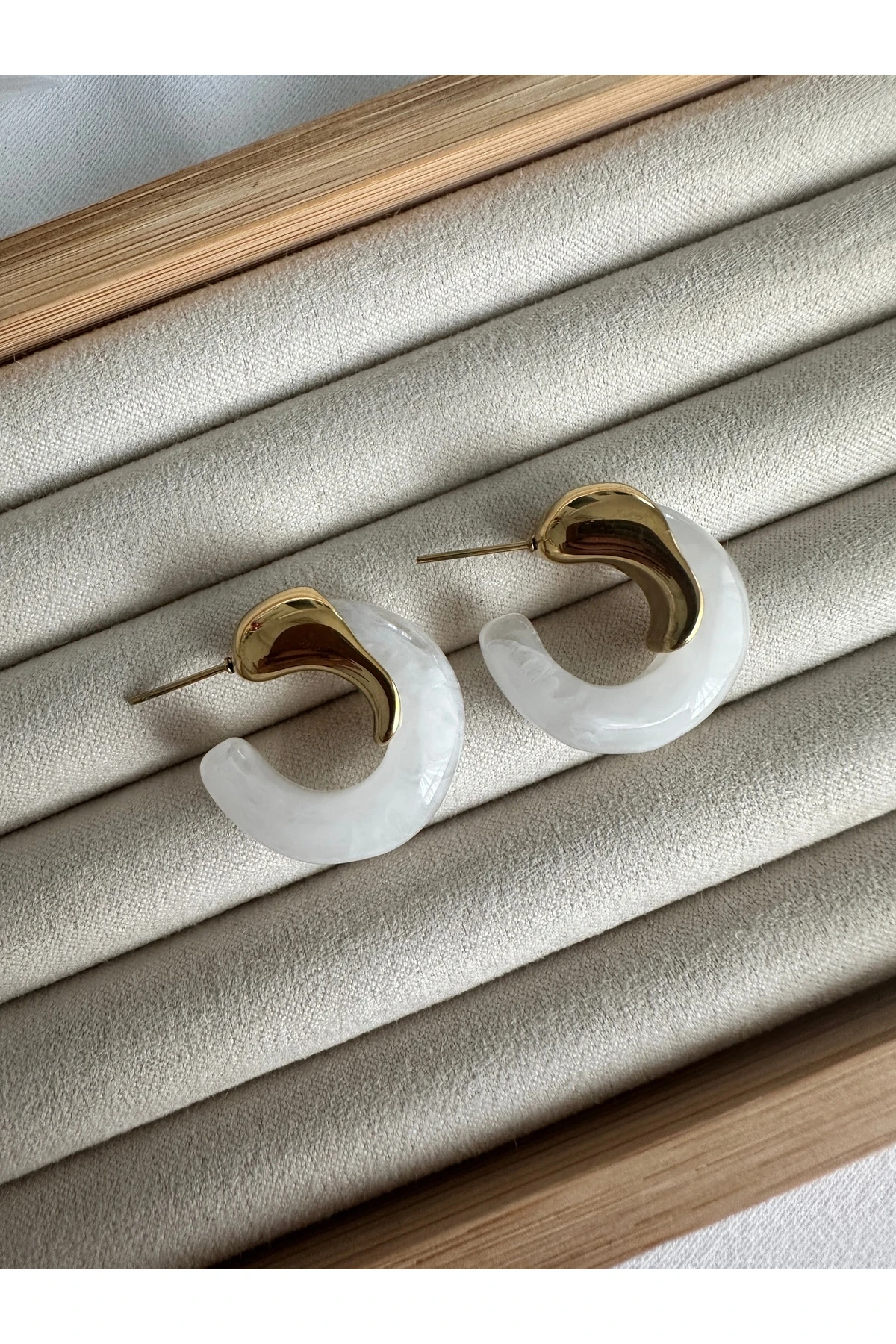 Beyaz Akrilik Gold Detaylı Çelik Küpe