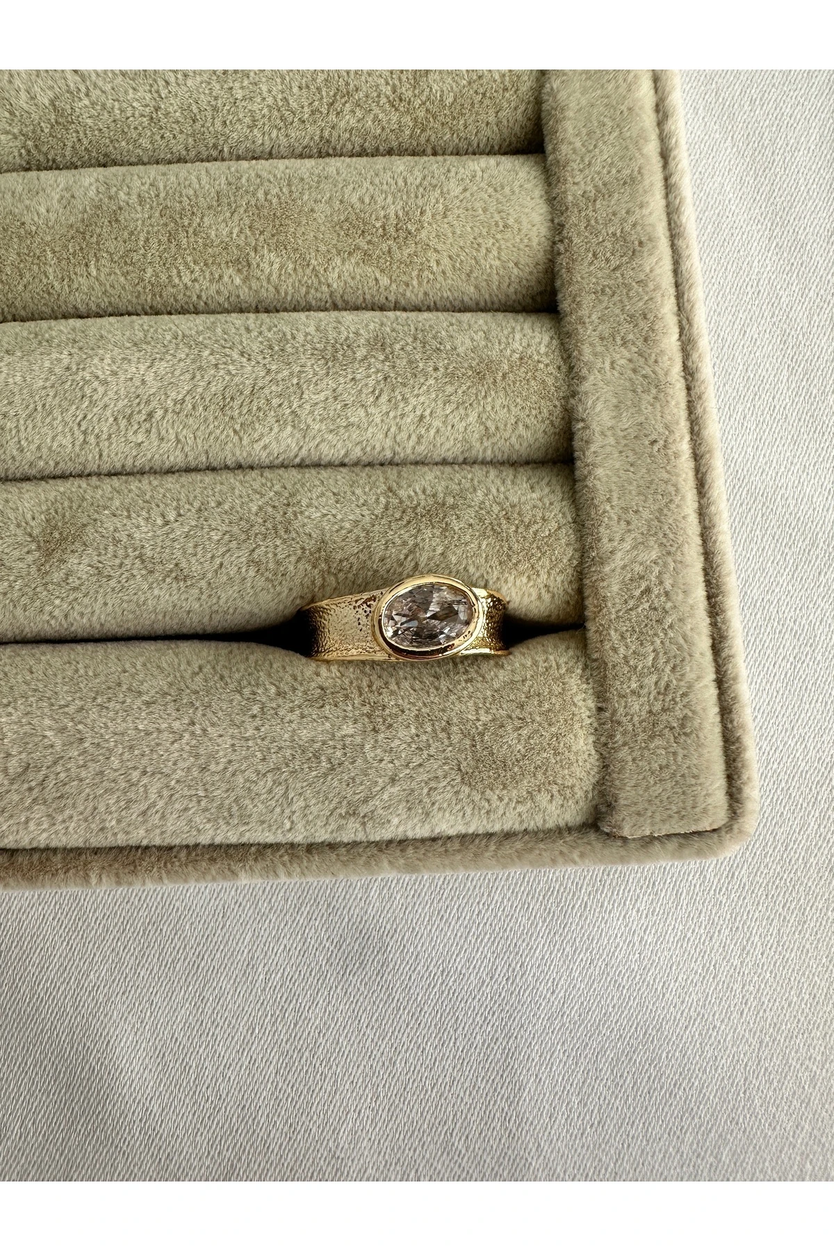 Gold Mat Desenli Oval Taş Yüzük