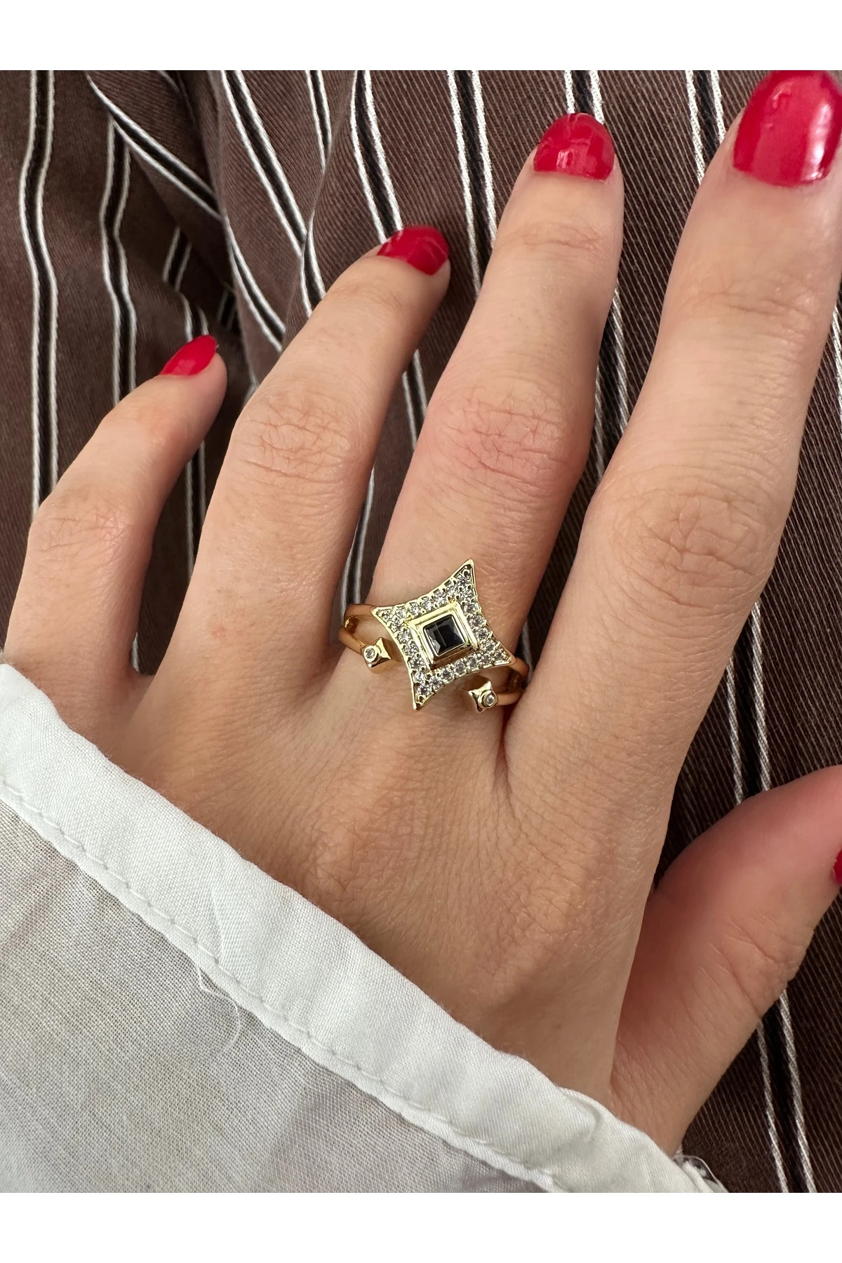 Taşlı Parıltı Yüzük