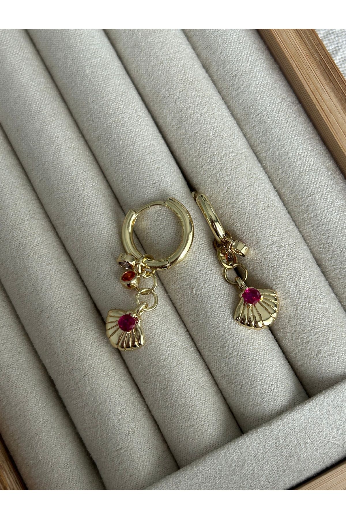 Fuşya Taşlı İstiridye Gold Küpe