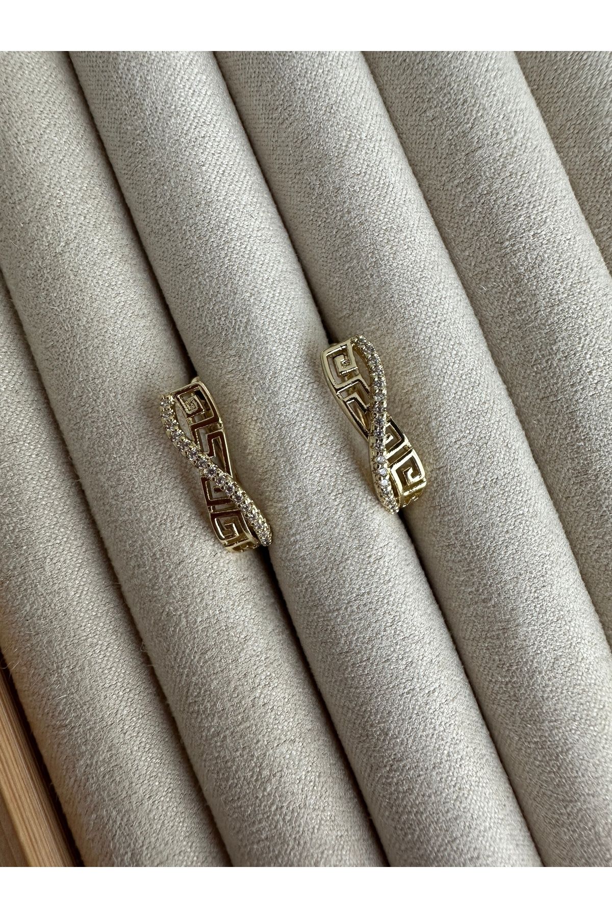 Gold Taşlı Motifli Küpe