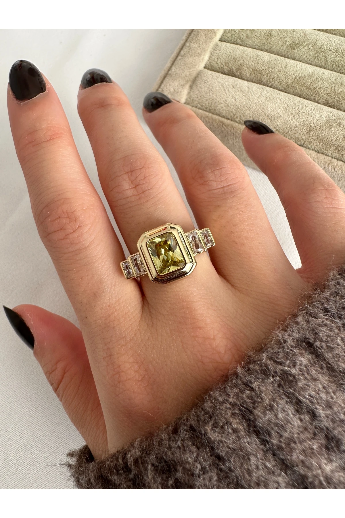 Yağ Yeşili Büyük Dörtgen Yüzük