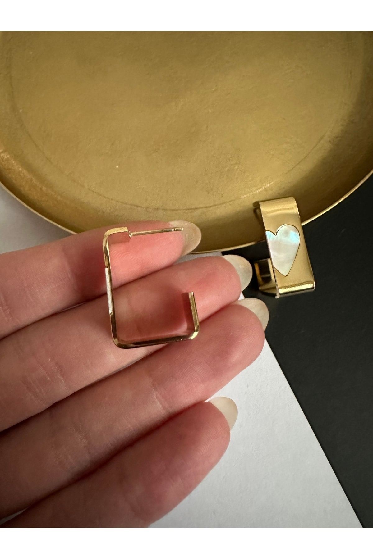 Gold Dikdörtgen Kesim Sedefli Kalp Detaylı Çelik Kararmaz Küpe