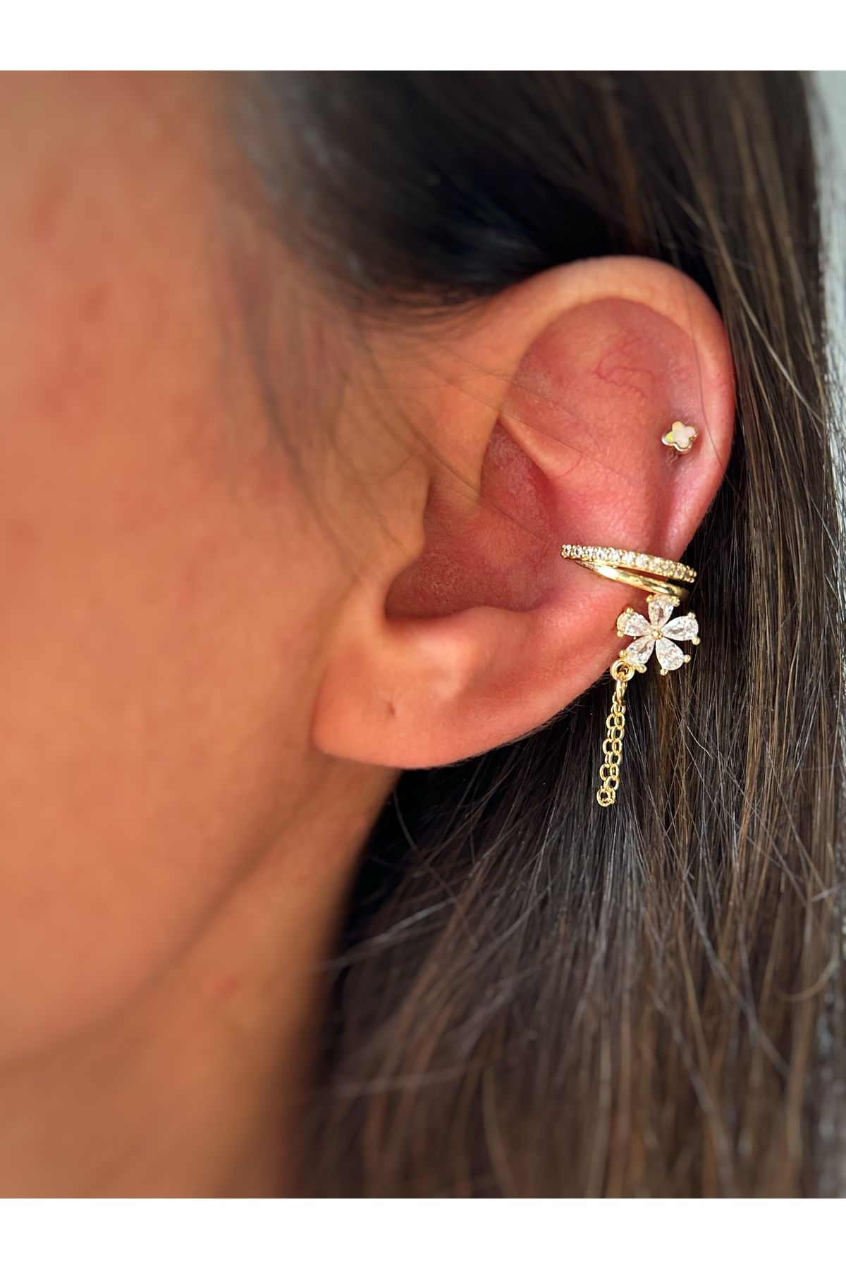 Gold Sallantılı Taşlı Yonca Kıkırdak Küpe Earcuff