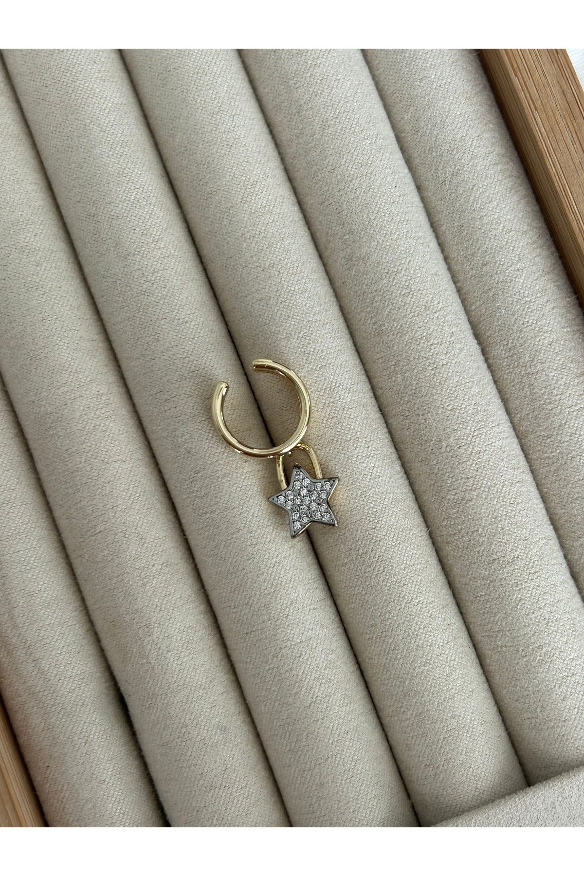 Gold Sallantılı Yıldızlı Taşlı Kıkırdak Küpe Earcuff
