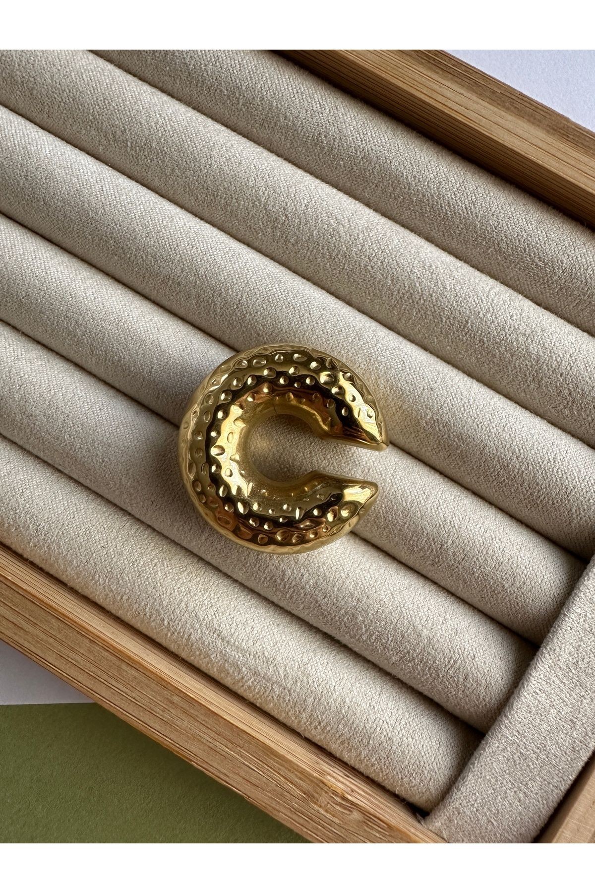 Gold Desenli Bombeli Çelik Kararmaz Paslanmaz Kıkırdak Küpe Earcuff