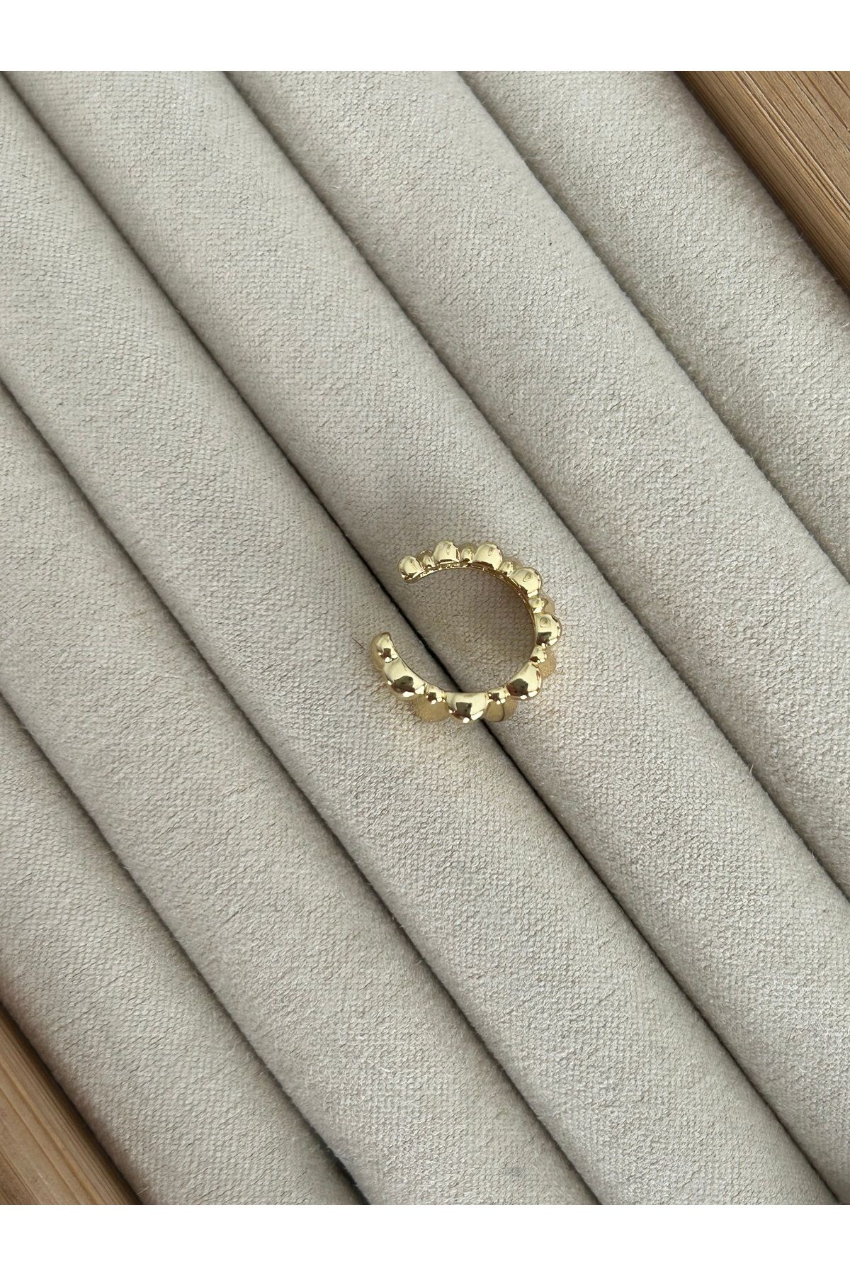 Gold Kendinden Desenli Kıkırdak Küpe Earcuff