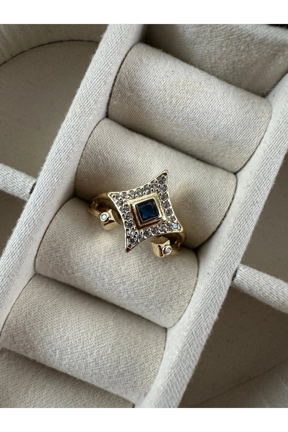 Taşlı Parıltı Yüzük