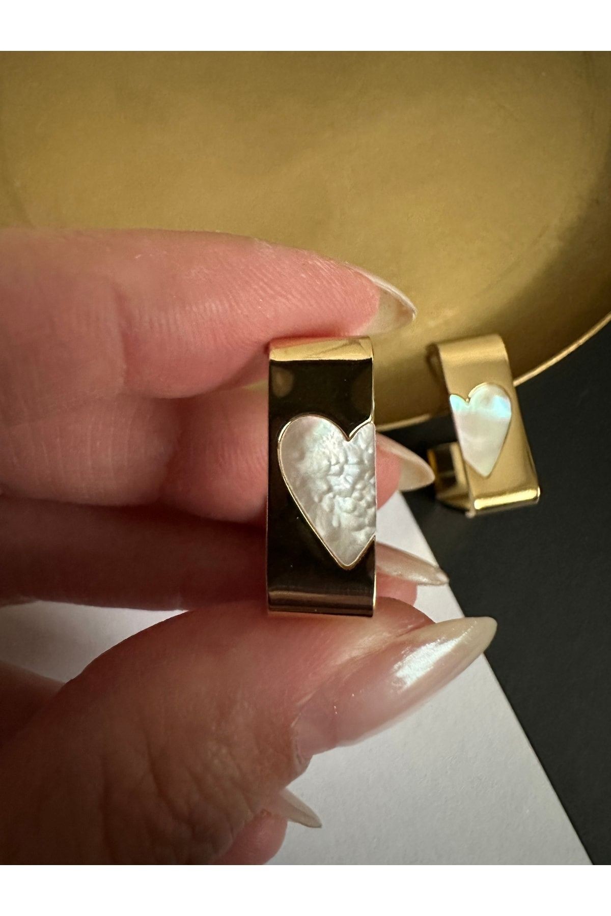 Gold Dikdörtgen Kesim Sedefli Kalp Detaylı Çelik Kararmaz Küpe
