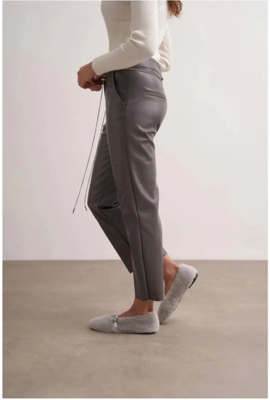 Zincir Kemerli Deri Pantolon 