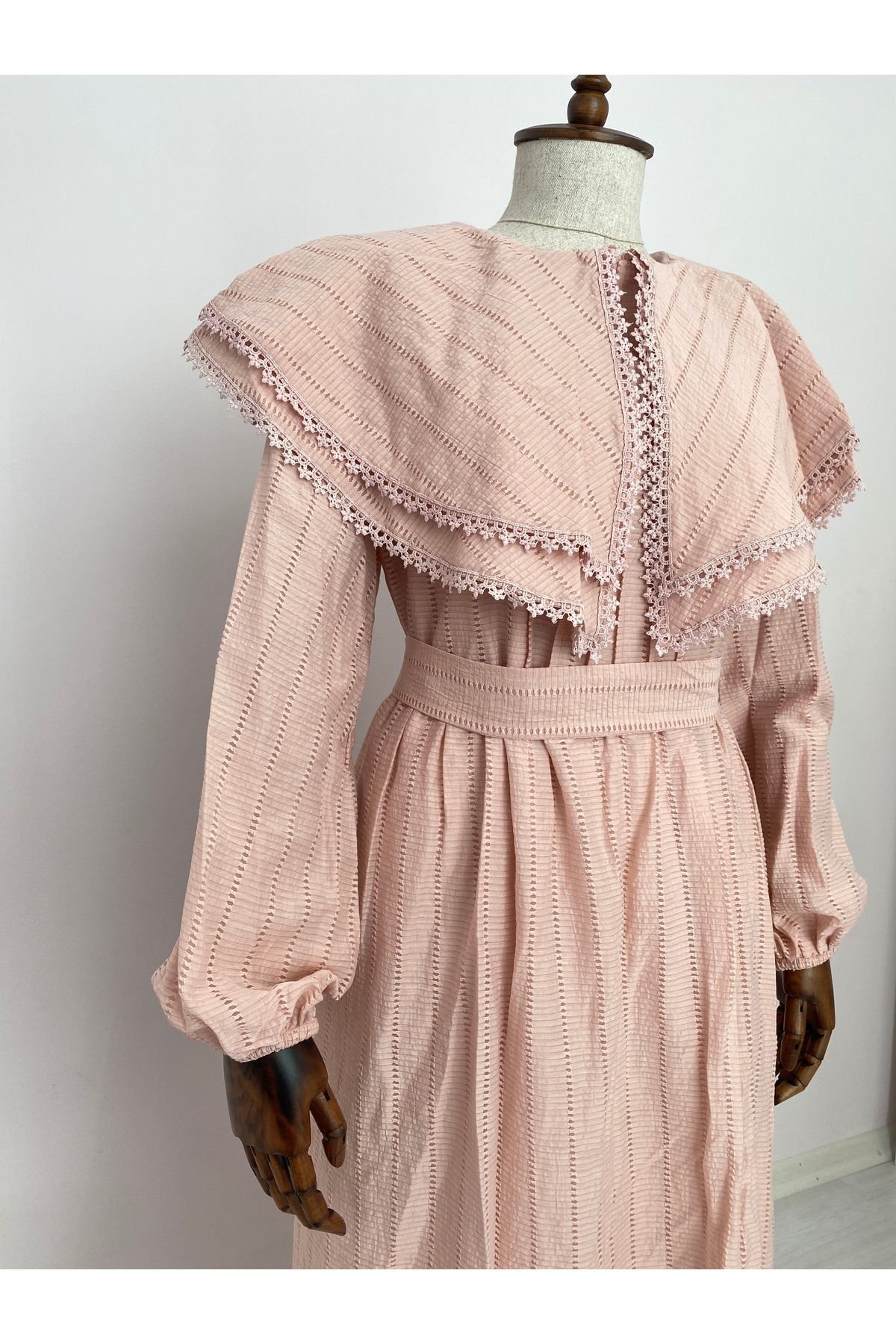 Pelerin Yaka Pudra Elbise