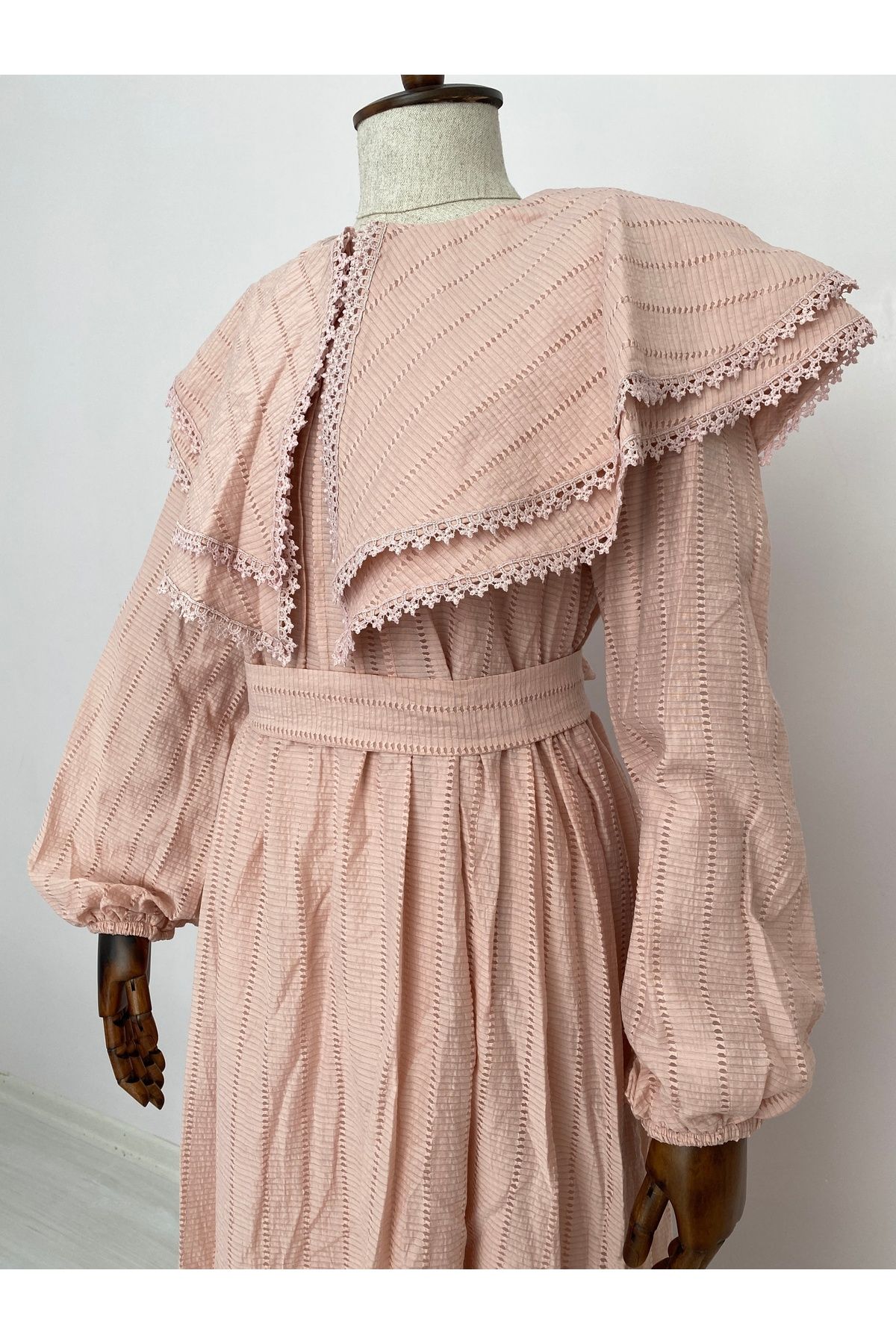 Pelerin Yaka Pudra Elbise