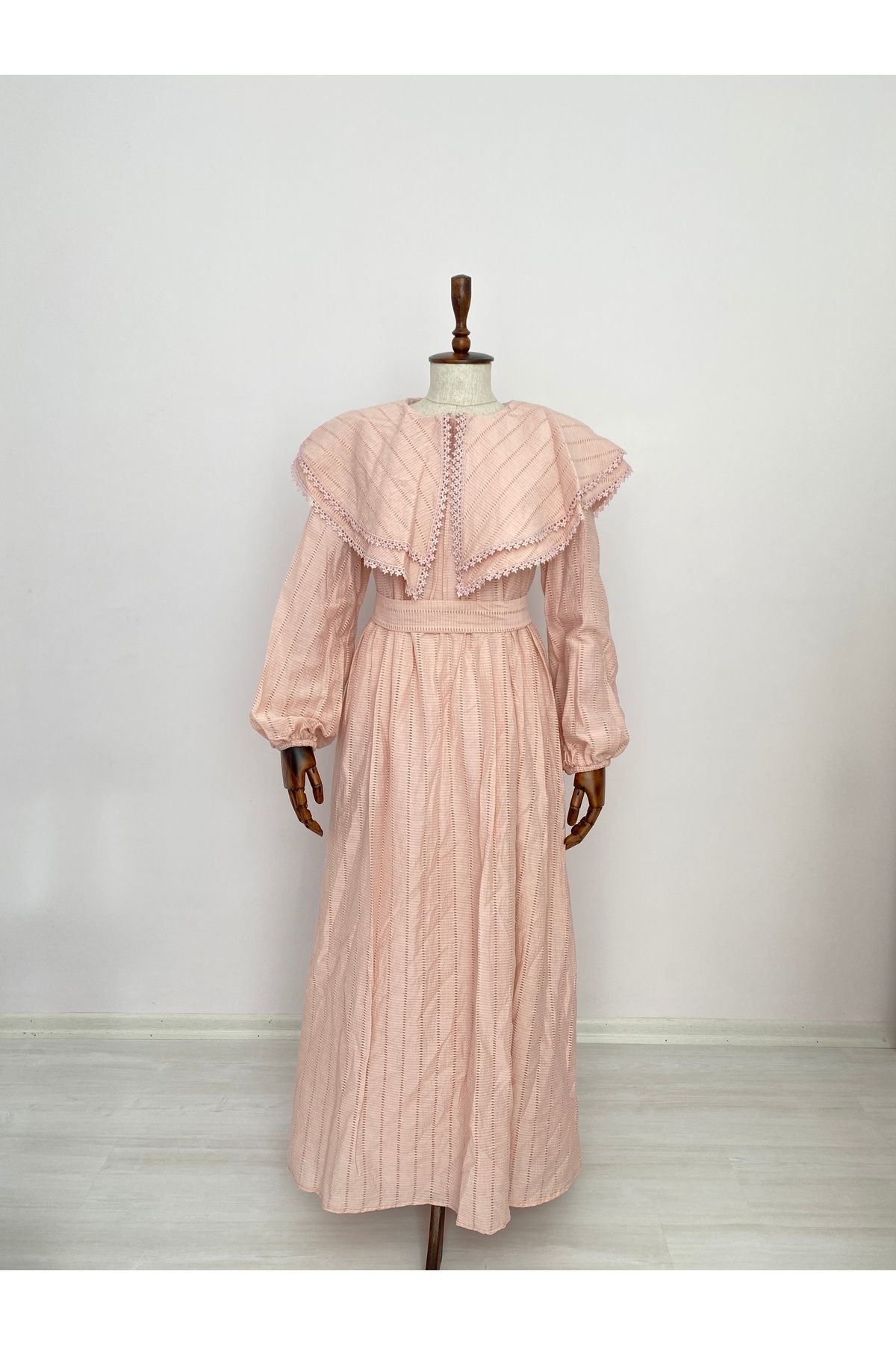 Pelerin Yaka Pudra Elbise