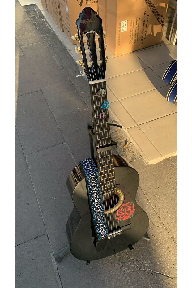 LB44290 Black & Rose 4/4 Siyah Klasik Gitar (Kılıf, Gitar Sehpası, Askılık, Pena, Kapo Hediyeli)