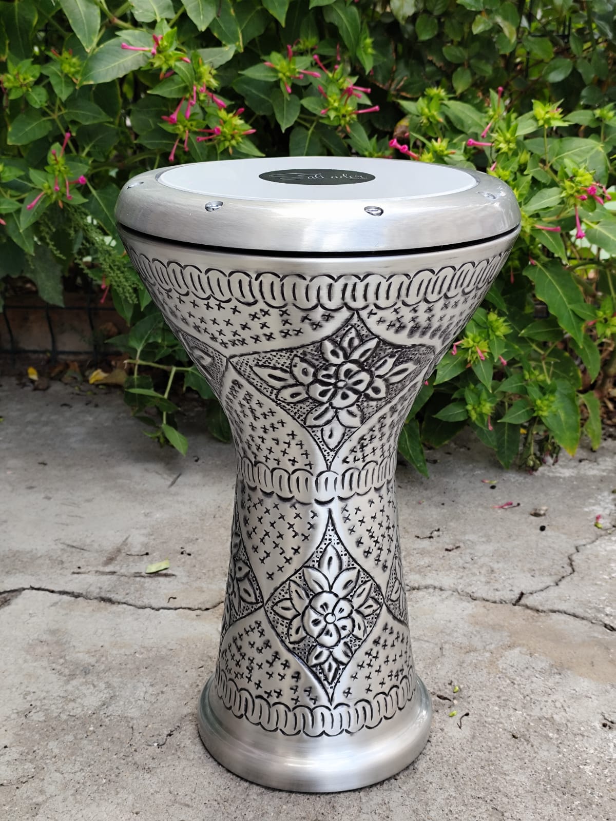 Salvador Profesyonel Desenli İşlemeli Mısır Darbuka Büyük Boy - Gümüş-Siyah