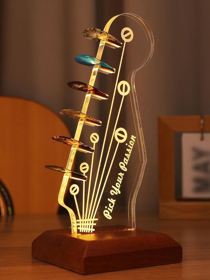 Dekoratif LED Işıklı Gitar Sapı Şeklinde Penalık Standı (Ürün İçeriğinde Pena Bulunmamaktadır)