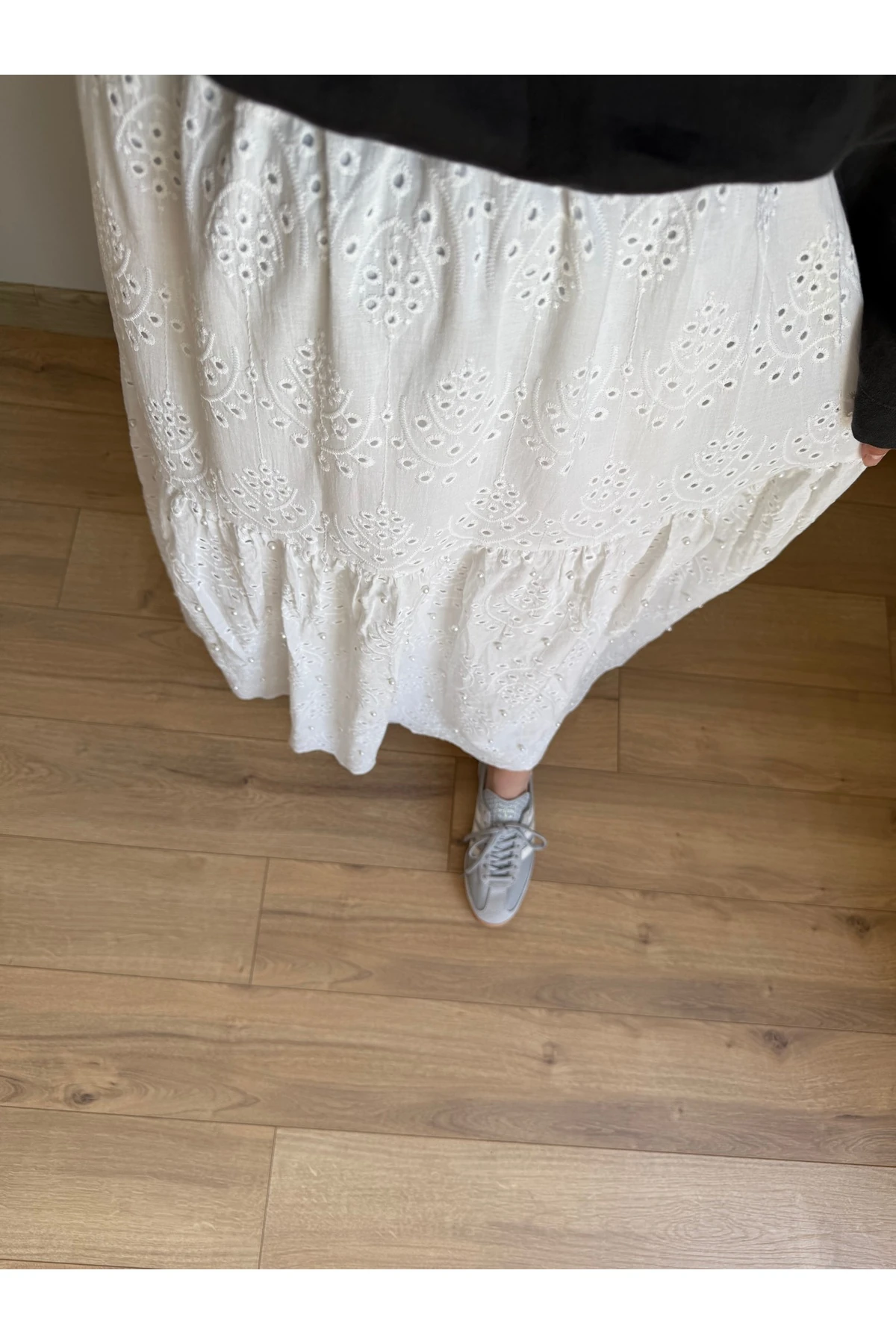 Beyaz Incili Brode Fisto Etek