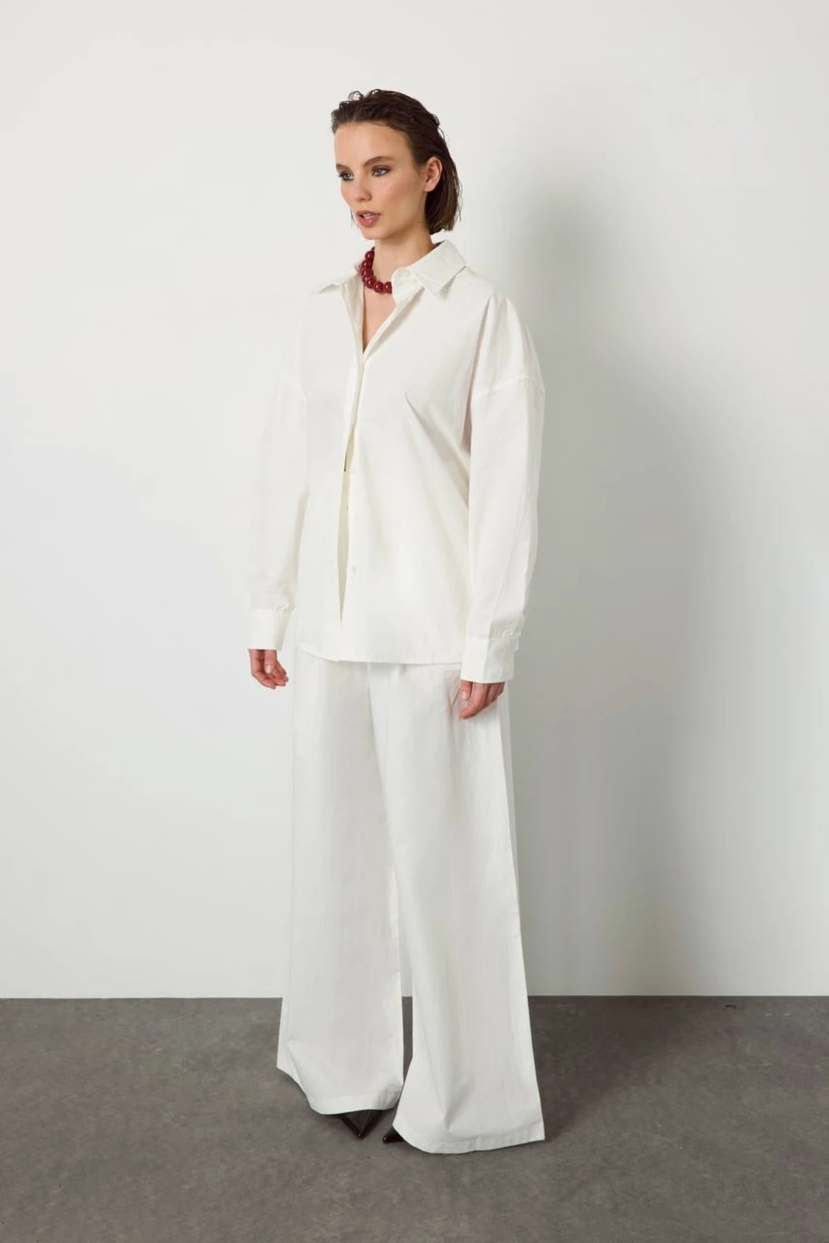 BEYAZ ARKASI YIRTMAÇLI GÖMLEK PANTOLON TAKIM