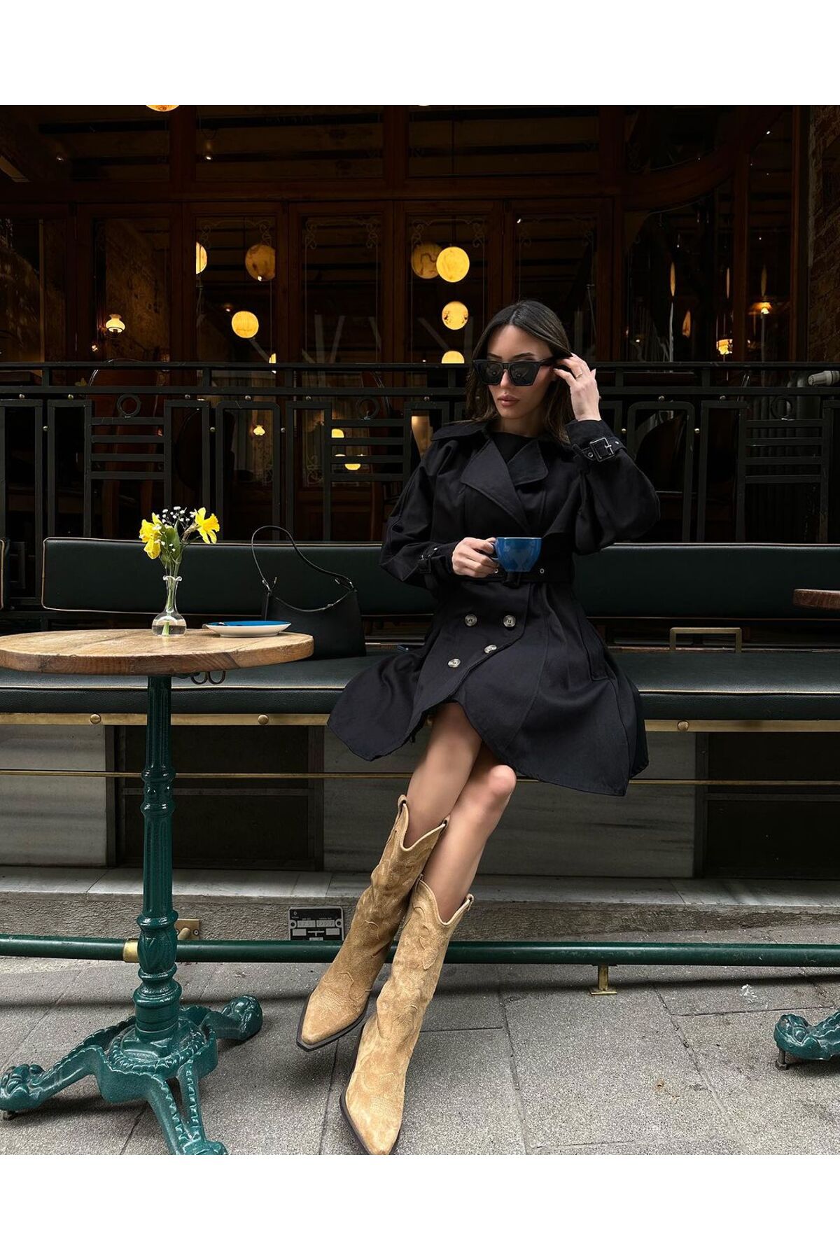 SİYAH VOLANLI KEMERLİ TRENÇKOT