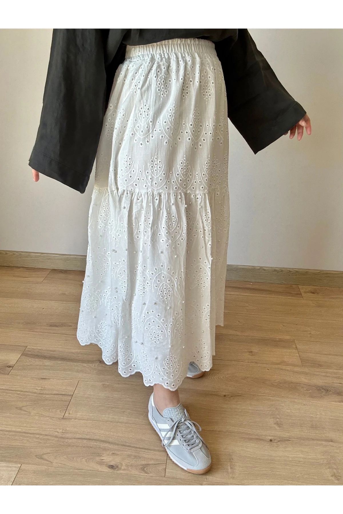 Beyaz Incili Brode Fisto Etek