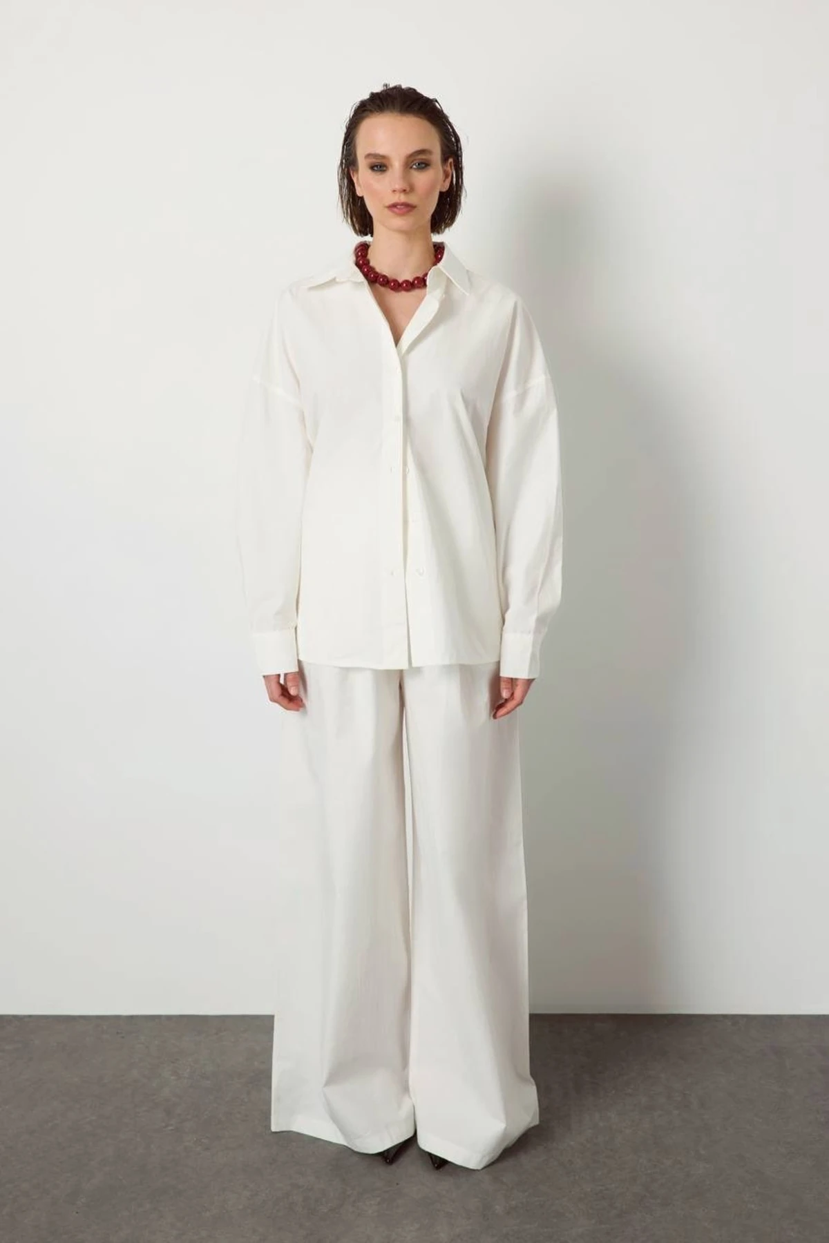 BEYAZ ARKASI YIRTMAÇLI GÖMLEK PANTOLON TAKIM