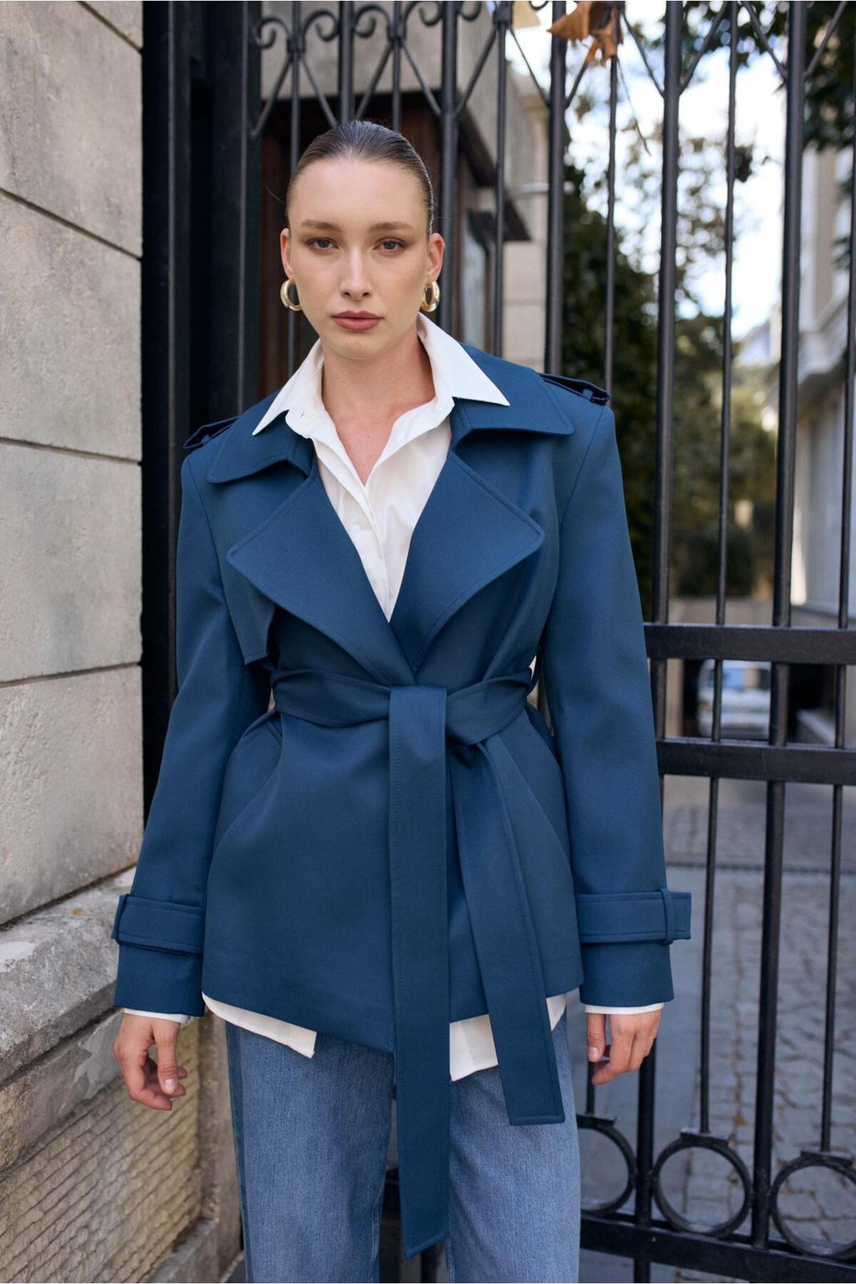 BEJ KRUVAZE KUŞAKLI GABARDİN PREMIUM ORTA BOY TRENÇKOT - Lacivert