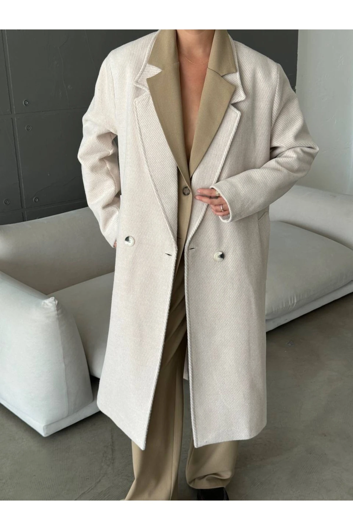 EKRU BALIKSIRTI DÜĞMELİ KAŞE KABAN