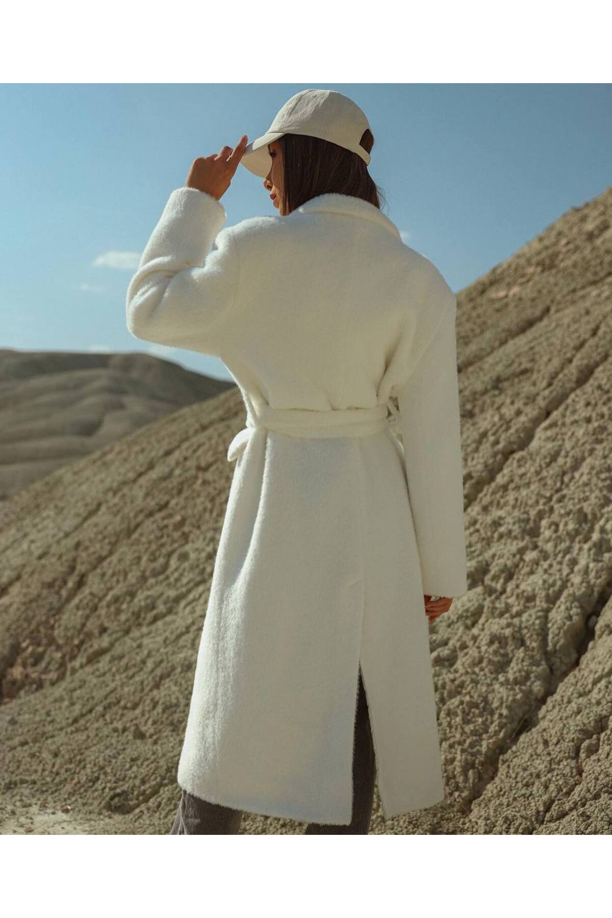 Beyaz Kuşaklı Peluş Kaban