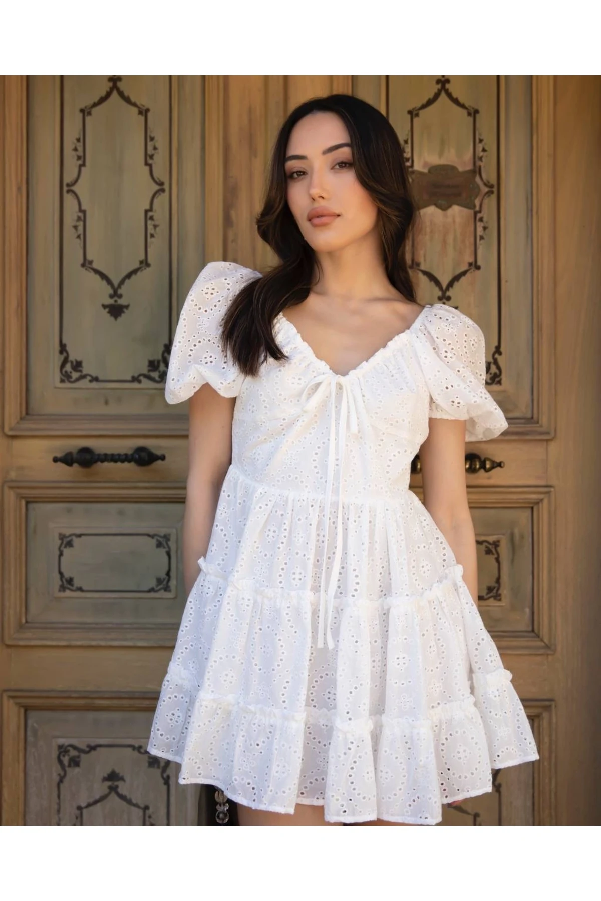 BEYAZ  AÇIK OMUZ VOLANLI MİNİ FİSTO ELBİSE