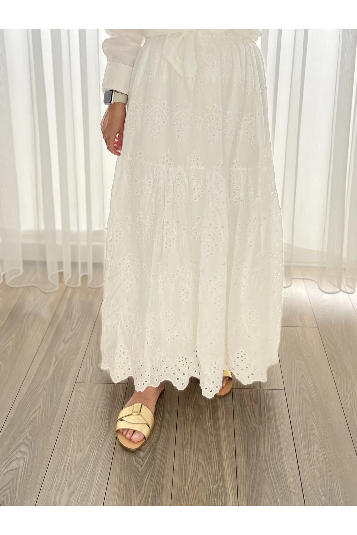 Beyaz Incili Brode Fisto Etek