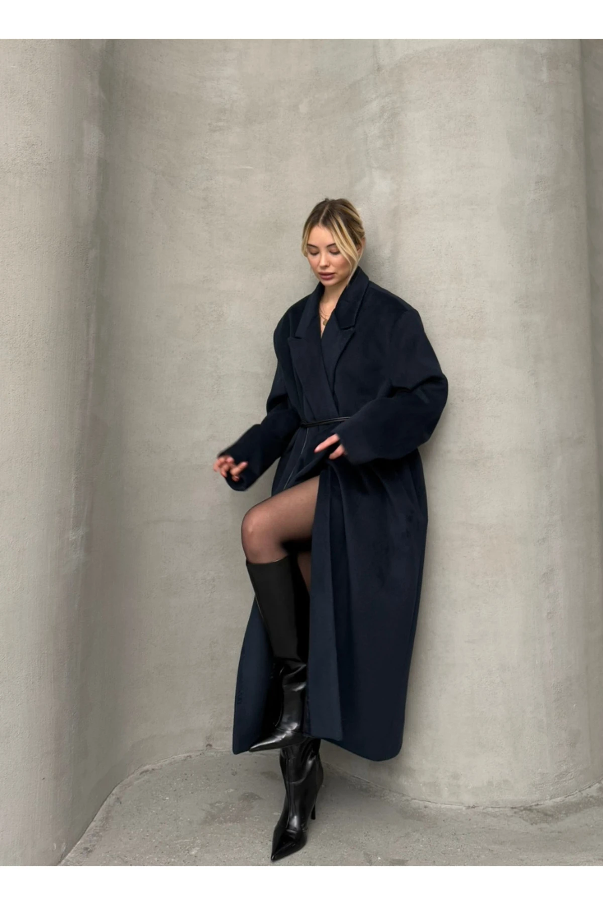 KRUVAZE YAKA İNCE DERİ KEMERLİ KAŞE KABAN