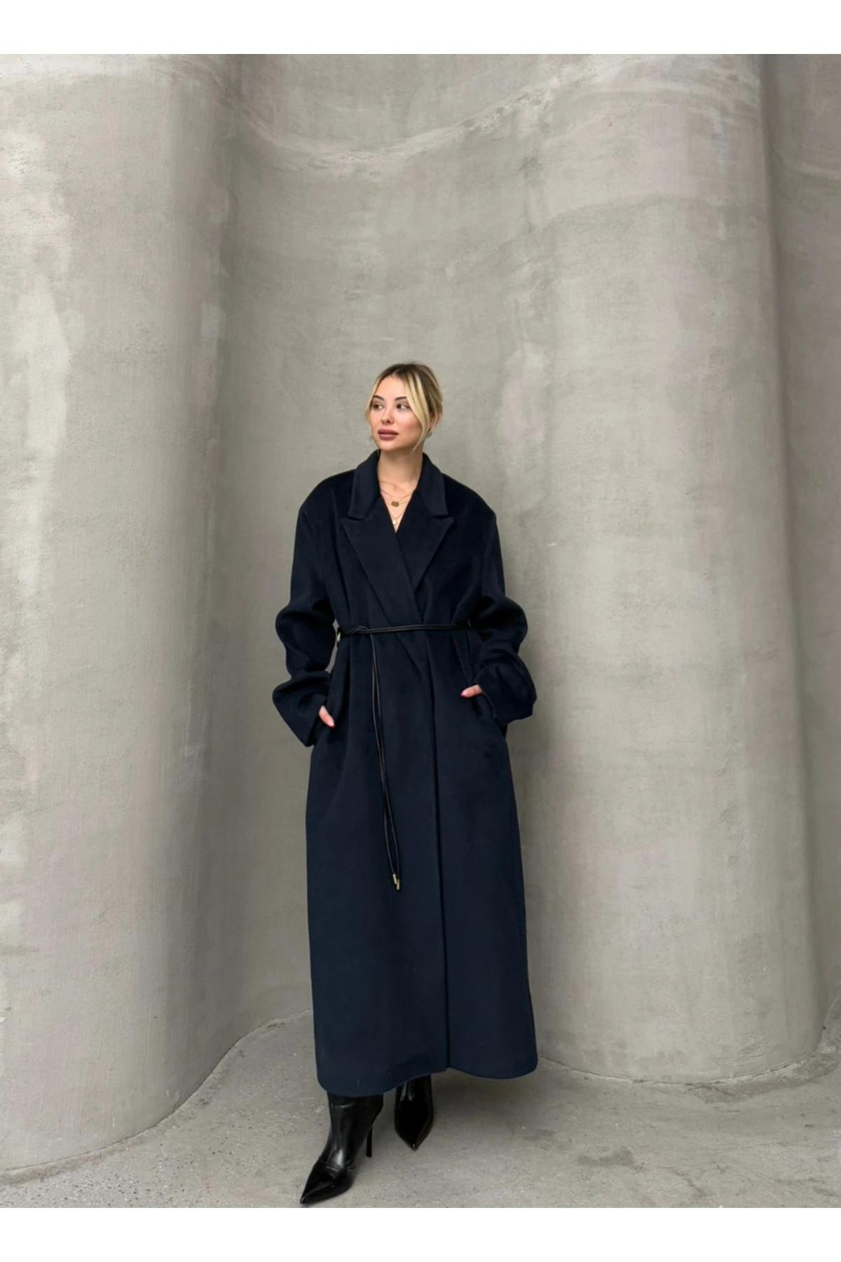 KRUVAZE YAKA İNCE DERİ KEMERLİ KAŞE KABAN - Lacivert