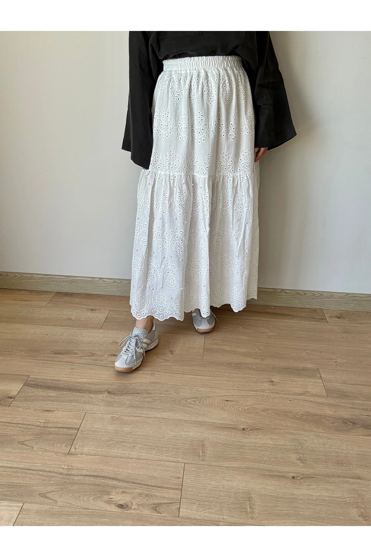 Beyaz Incili Brode Fisto Etek