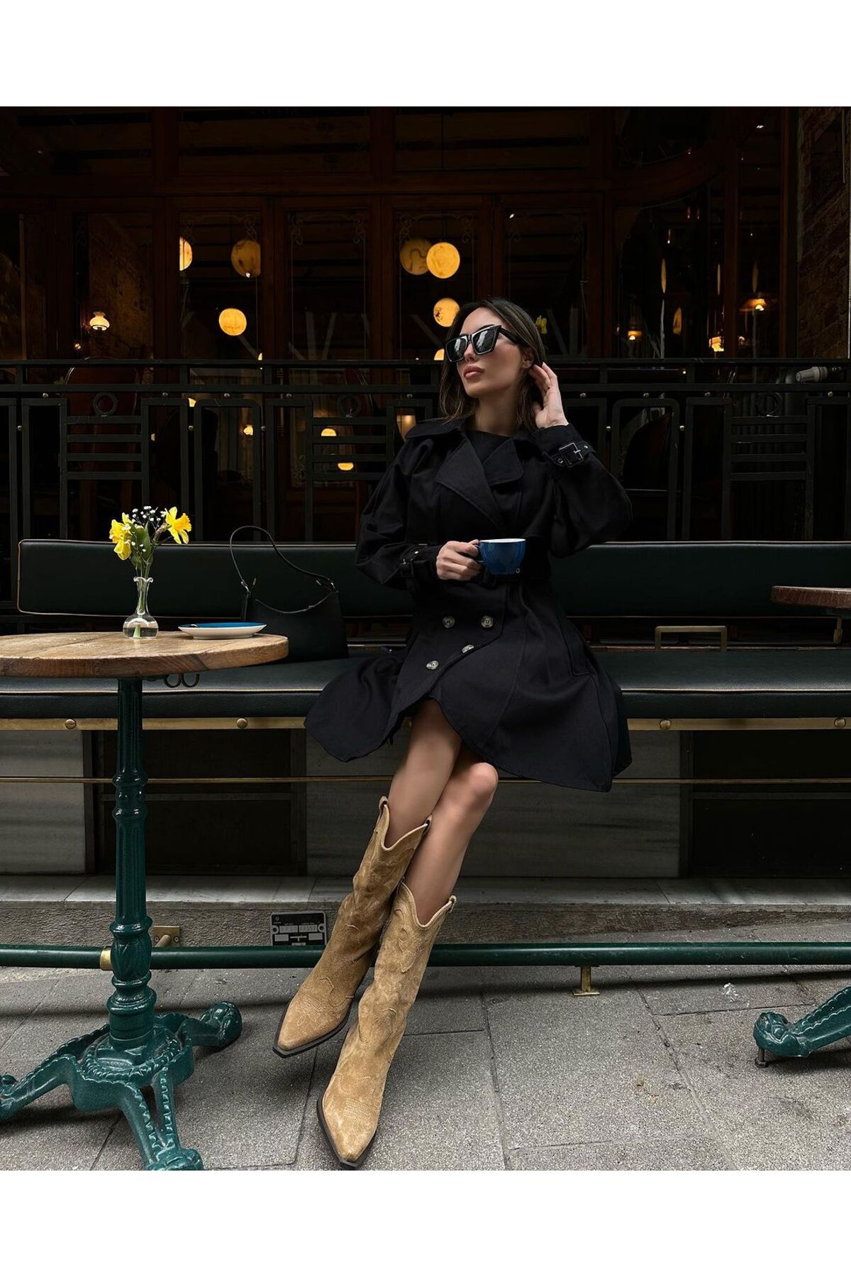 SİYAH VOLANLI KEMERLİ TRENÇKOT