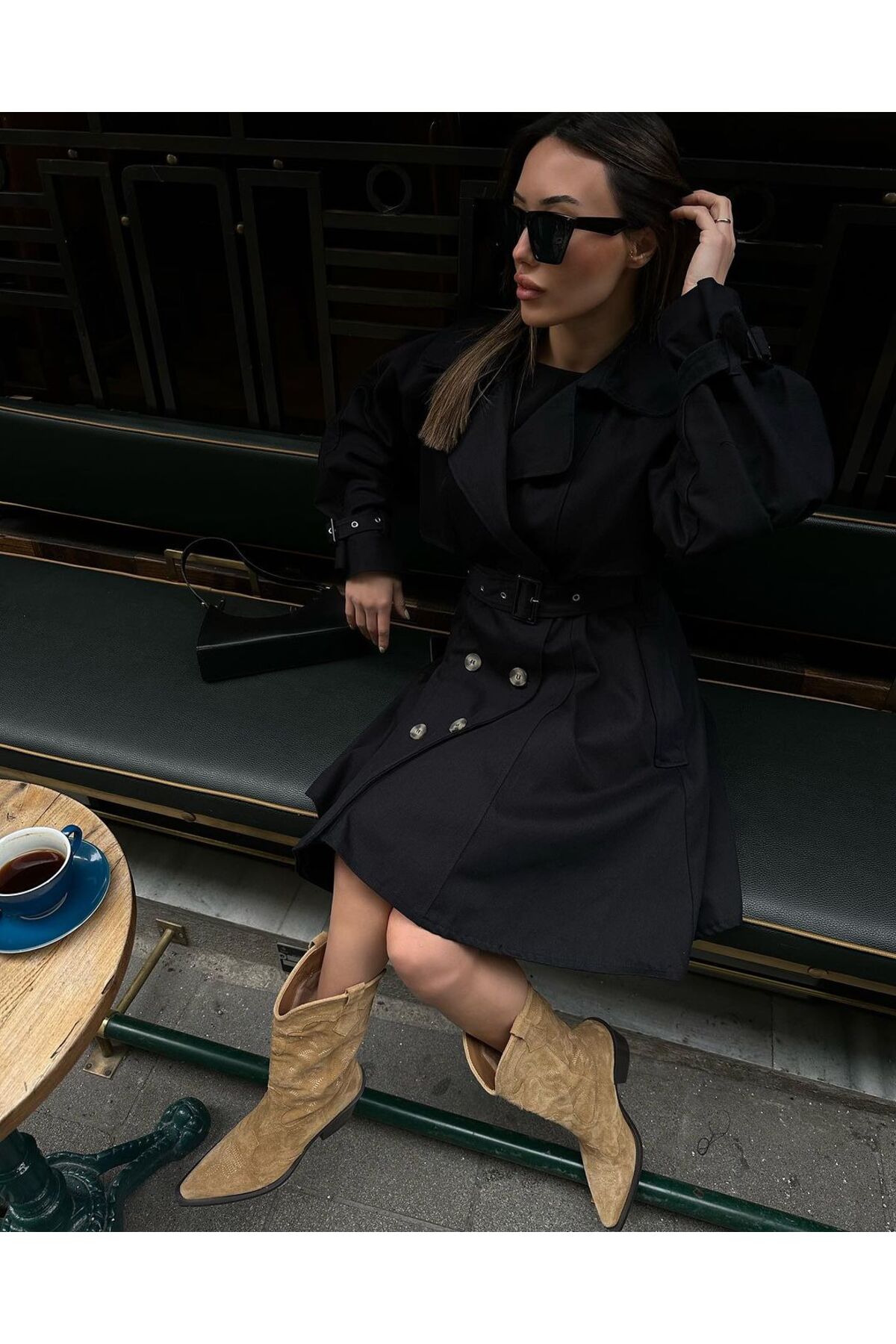 SİYAH VOLANLI KEMERLİ TRENÇKOT