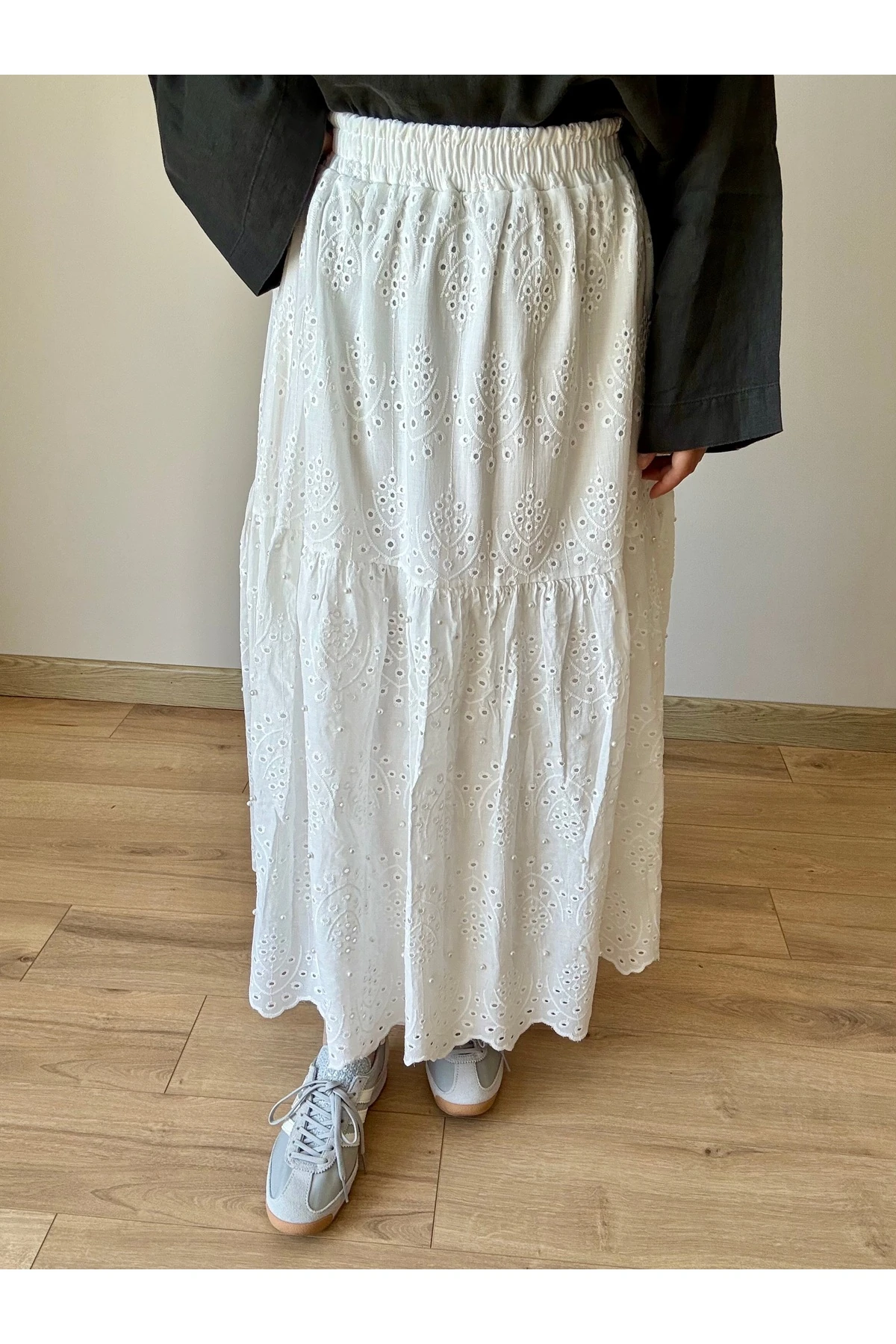 Beyaz Incili Brode Fisto Etek