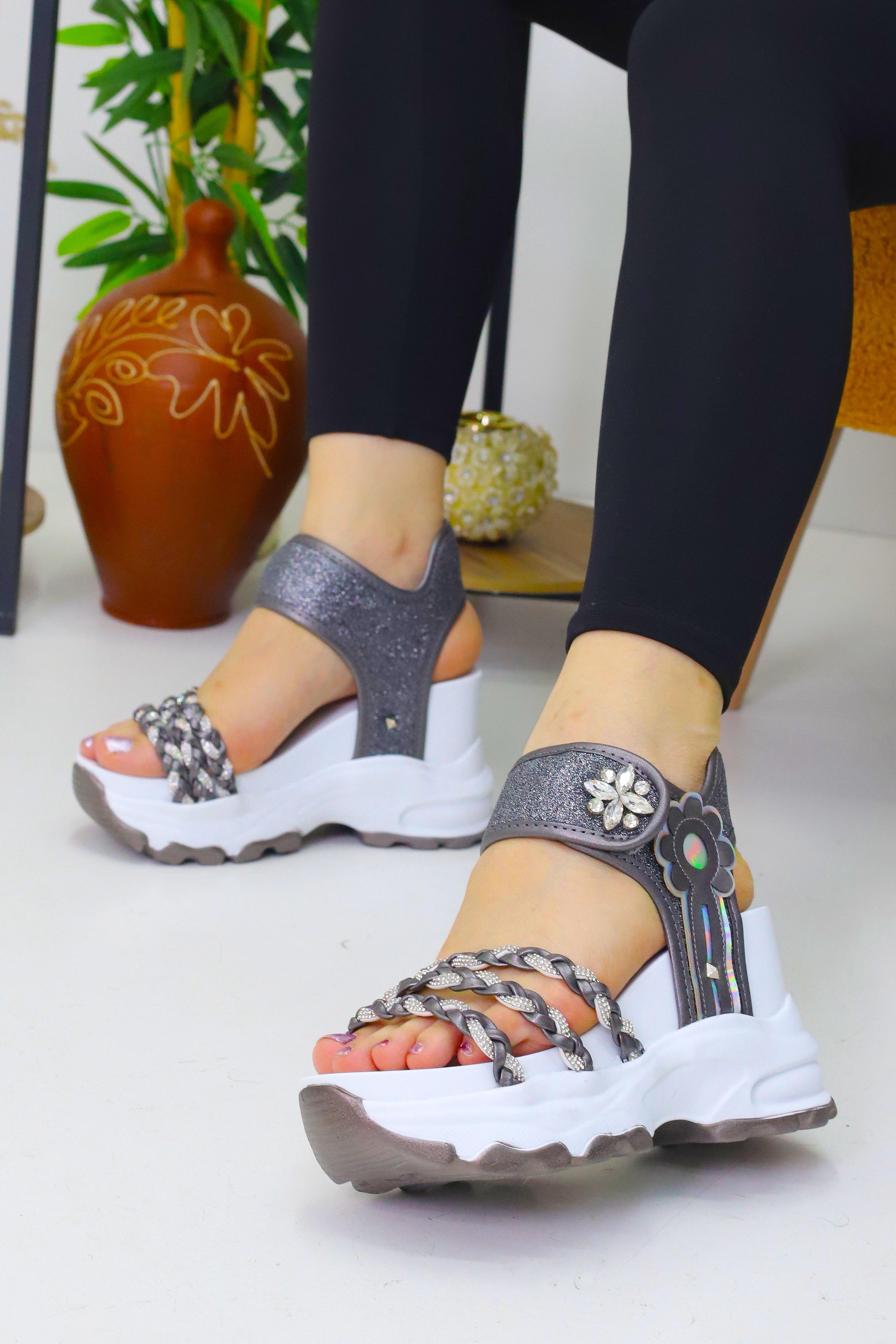 Kadın Gri Cırtlı 10 cm Gizli Topuk Sandalet WSB3074