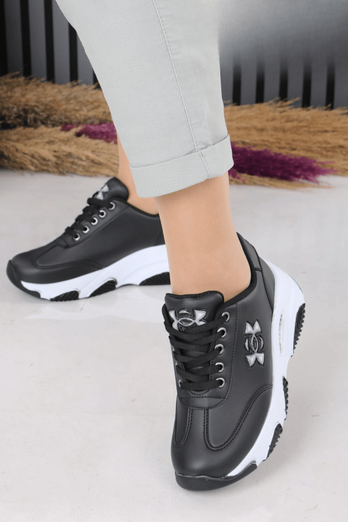Kadın Siyah Beyaz Cilt Su Geçirmez Günlük Ortopedik  Sneaker WSB4090