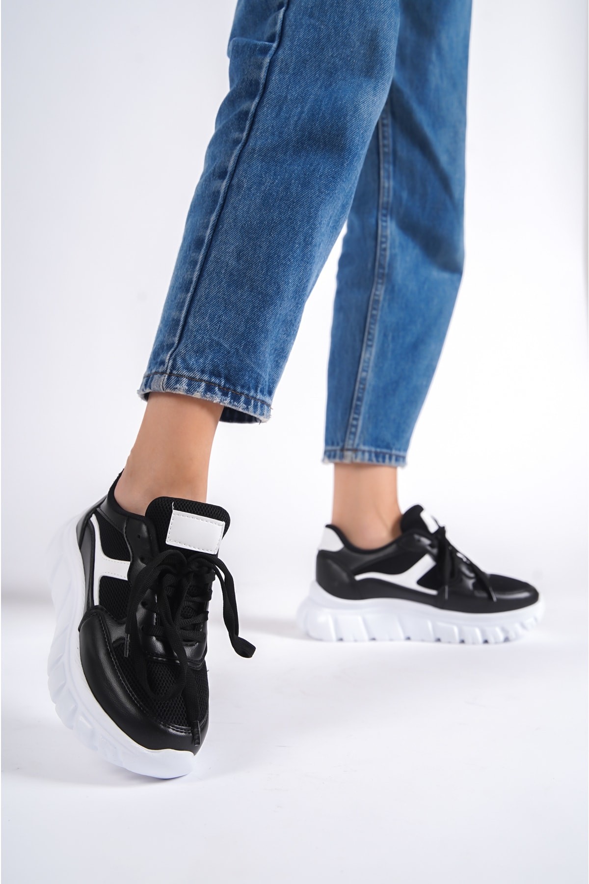 Siyah Beyaz Kadın Bağıcıklı Fileli Günlük Sneaker Spor Ayakkabı Wsb0474