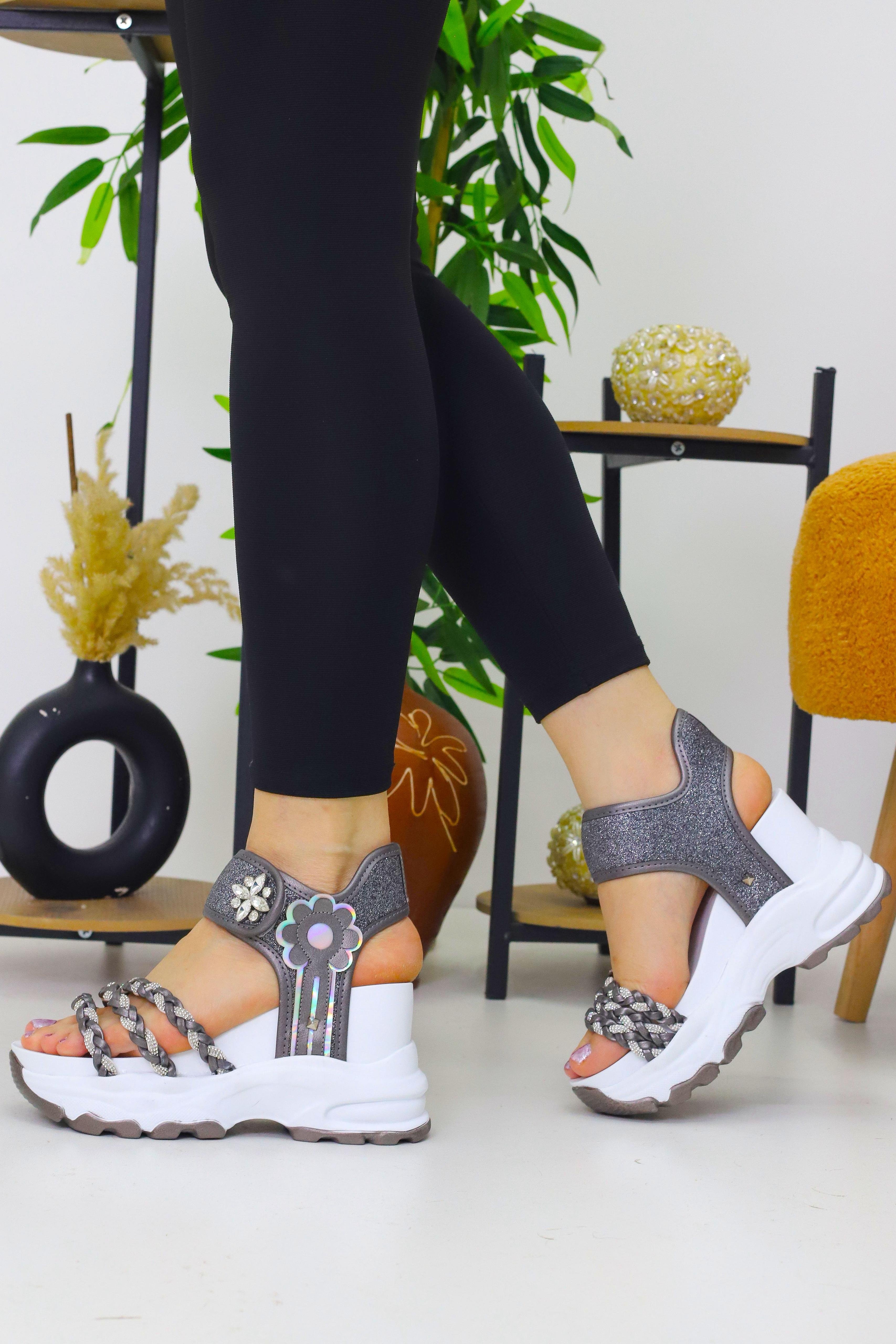 Kadın Gri Cırtlı 10 cm Gizli Topuk Sandalet WSB3074