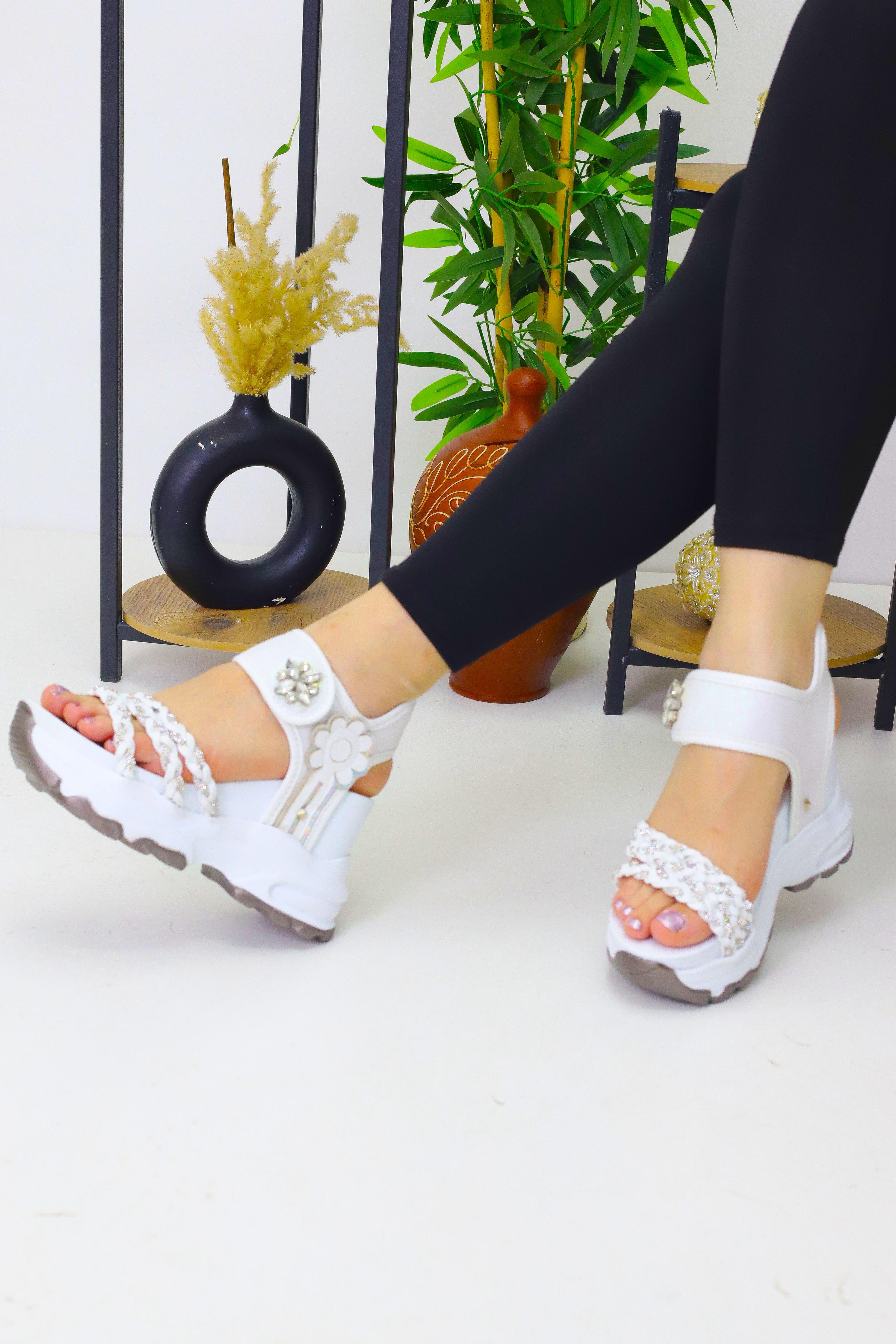 Kadın Beyaz Cırtlı 10 cm Gizli Topuk Sandalet WSB3074