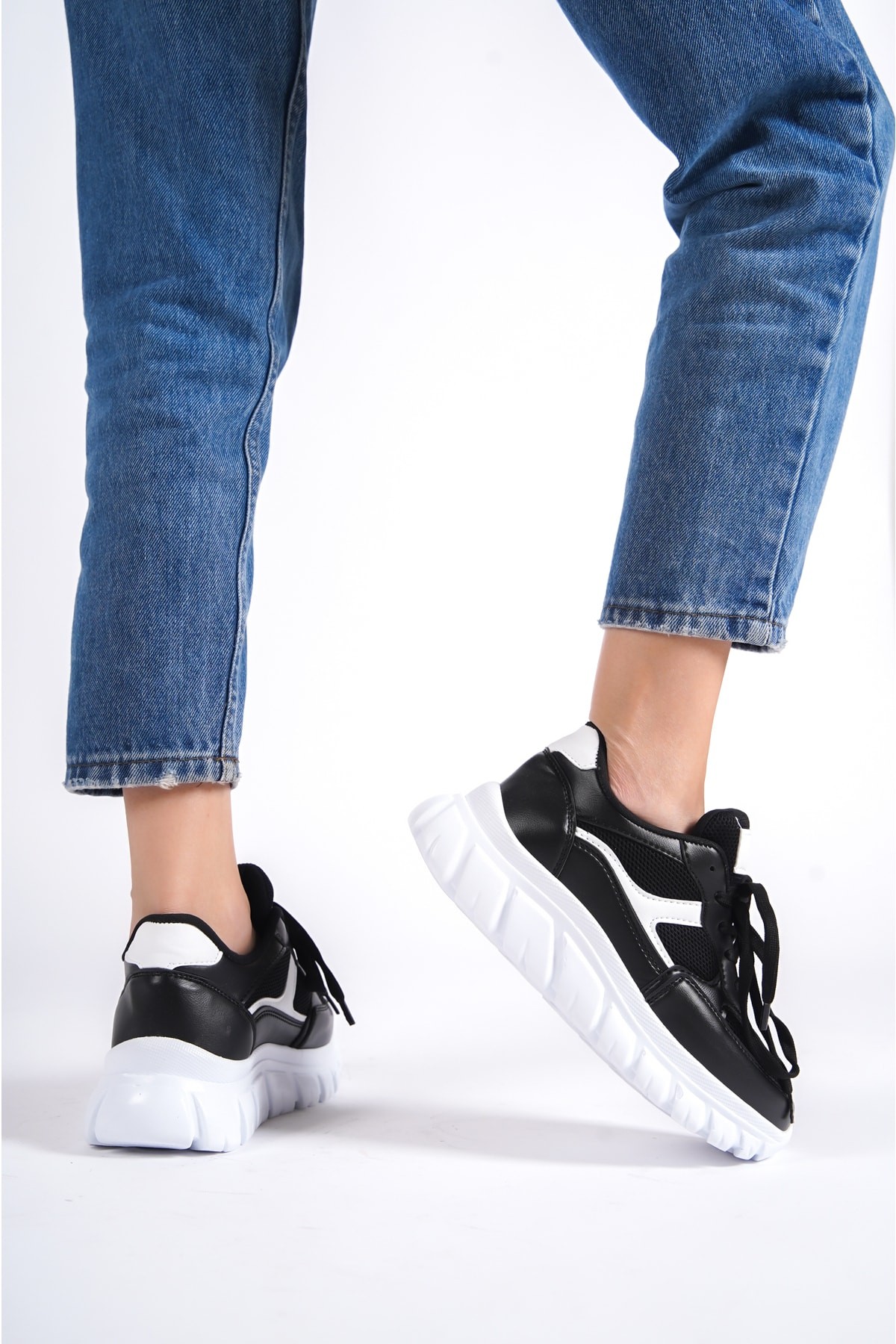 Siyah Beyaz Kadın Bağıcıklı Fileli Günlük Sneaker Spor Ayakkabı Wsb0474