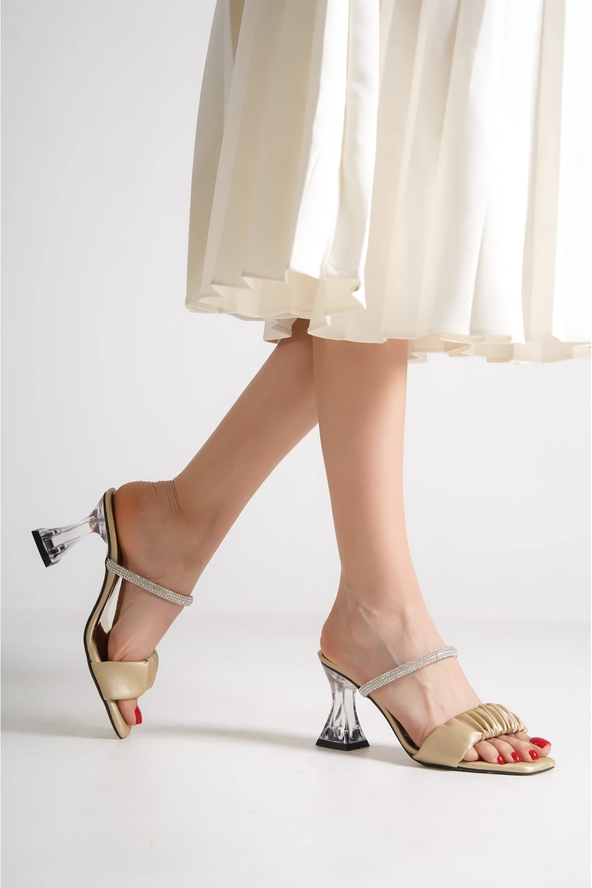 Gold Kadın Kıvrım Şeritli Taşlı Şeffaf Topuklu Sandalet Terlik Wsb0422