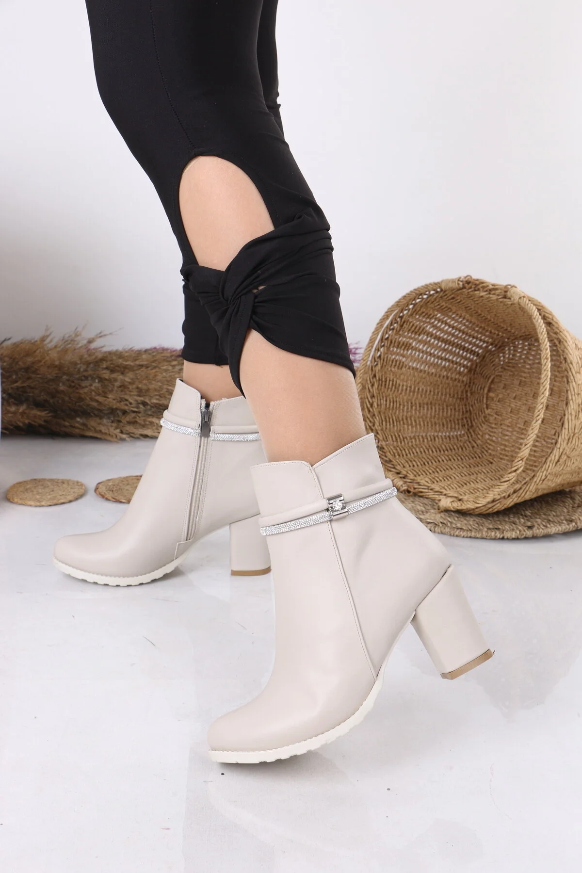 Bej Deri Kadın Bilek Simli 7 Cm Topuklu Bot Botie Wsb10110