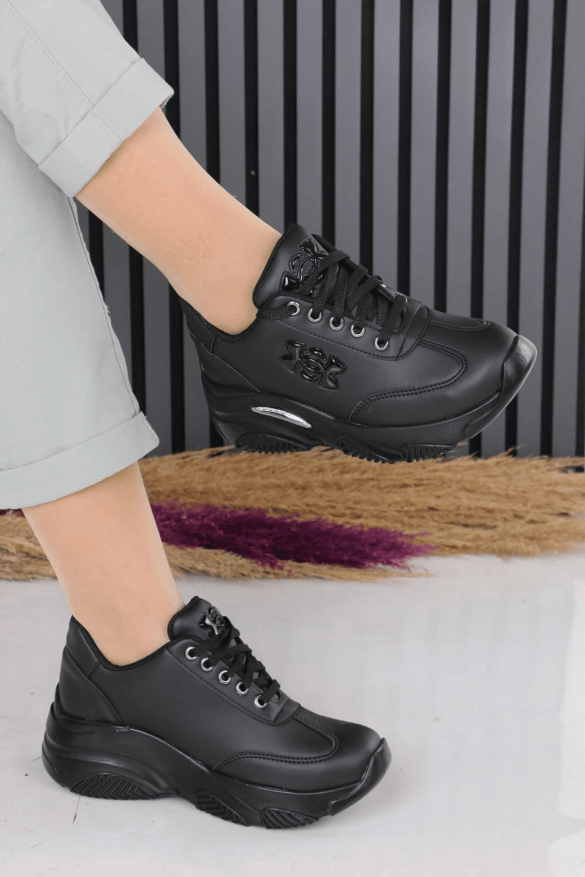 Kadın Sade Siyah Cilt Su Geçirmez Günlük Ortopedik  Sneaker WSB4090