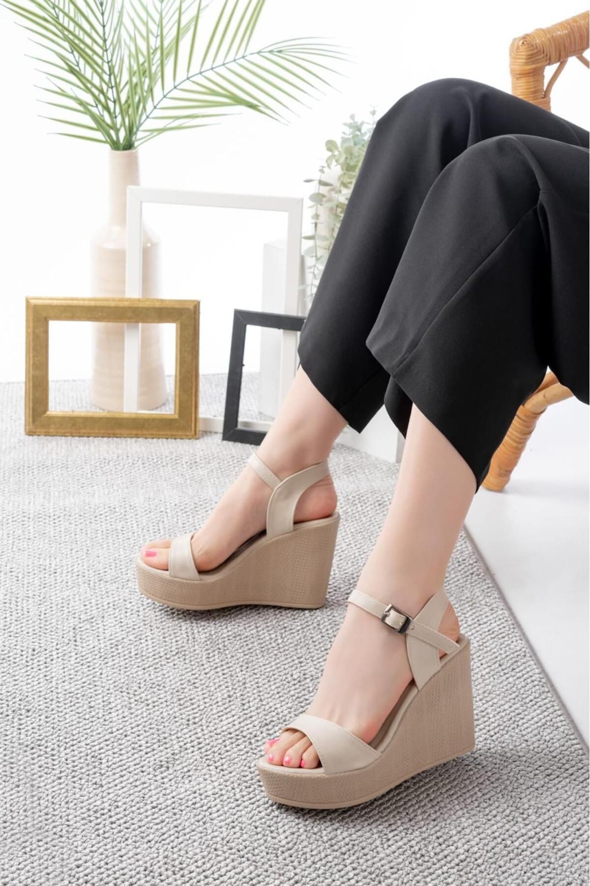 Krem Kadın 10 Cm Dolgu Topuk Sade Tek Bant Sandalet Wsb3030