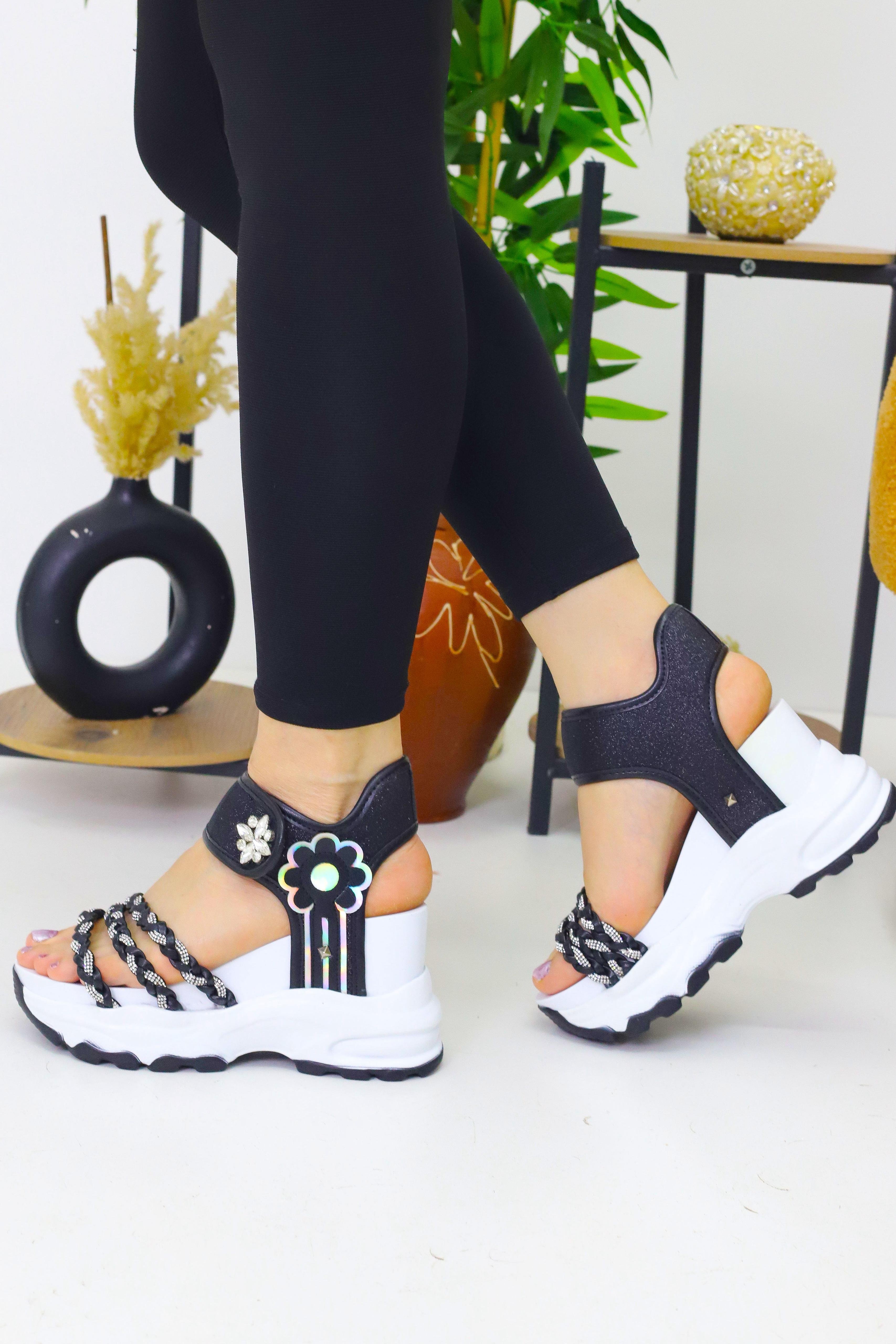 Kadın Siyah Beyaz Cırtlı 10 cm Gizli Topuk Sandalet WSB3074