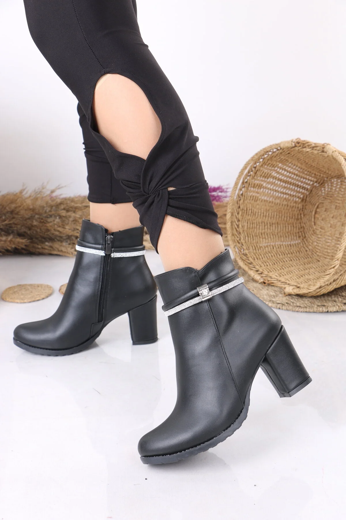 Siyah Deri Kadın Bilek Simli 7 Cm Topuklu Bot Botie Wsb10110
